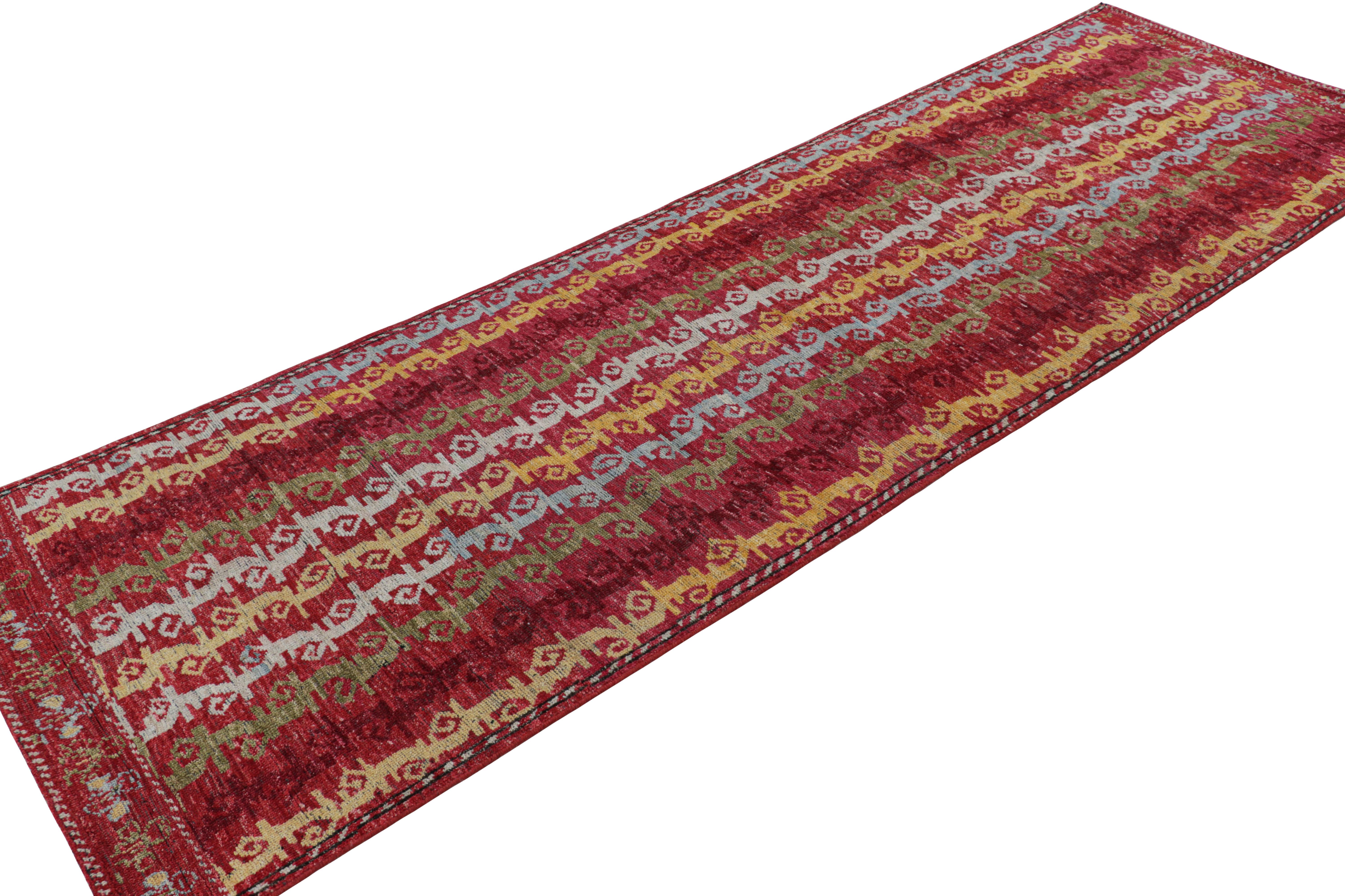 Alfombra de calle de estilo tribal Rug & Kilim en rojo con rayas geométricas de colores Anudado a mano en venta