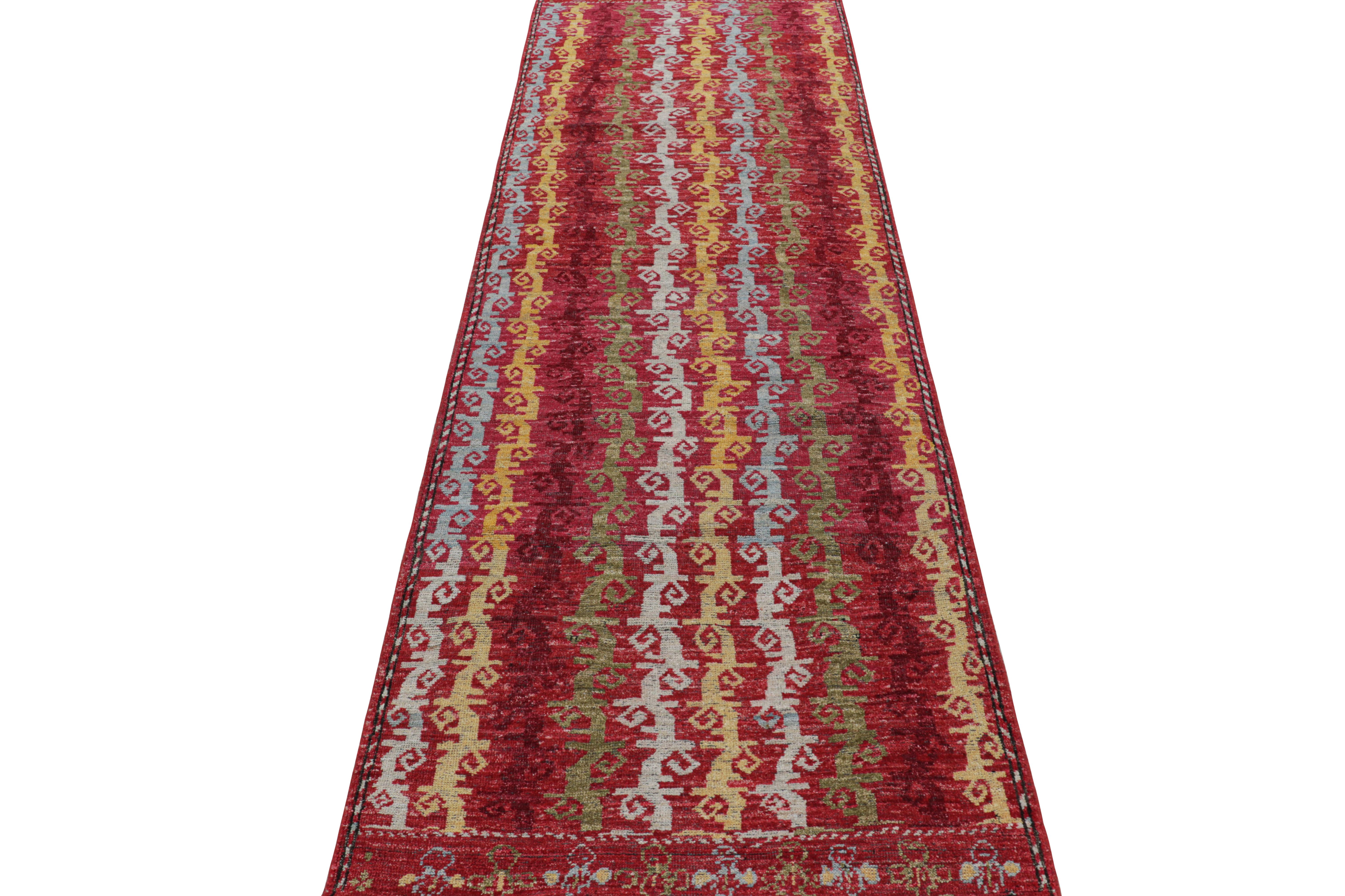 Alfombra de calle de estilo tribal Rug & Kilim en rojo con rayas geométricas de colores en Nuevo estado para la venta en Long Island City, NY