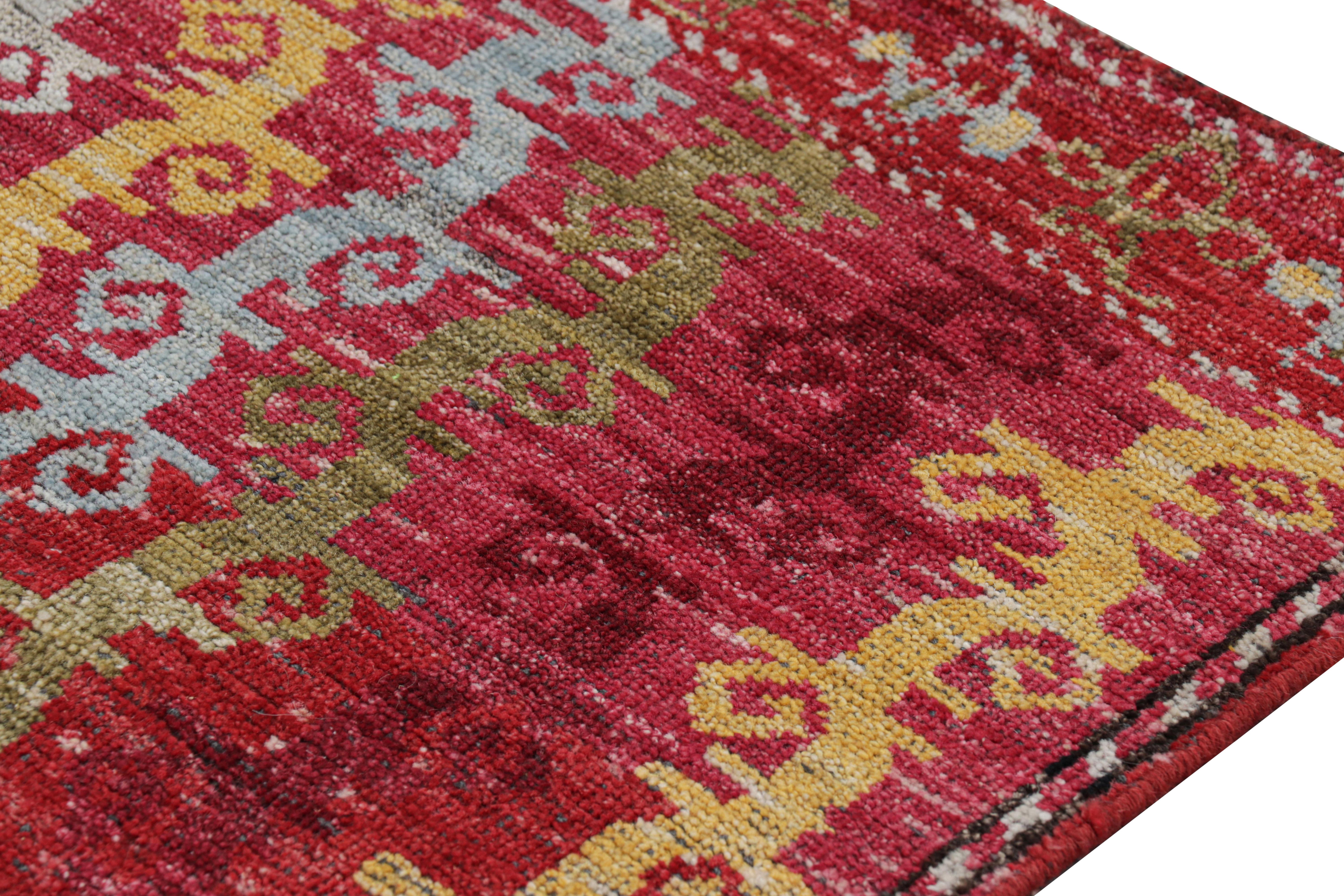 Alfombra de calle de estilo tribal Rug & Kilim en rojo con rayas geométricas de colores Siglo XXI y contemporáneo en venta