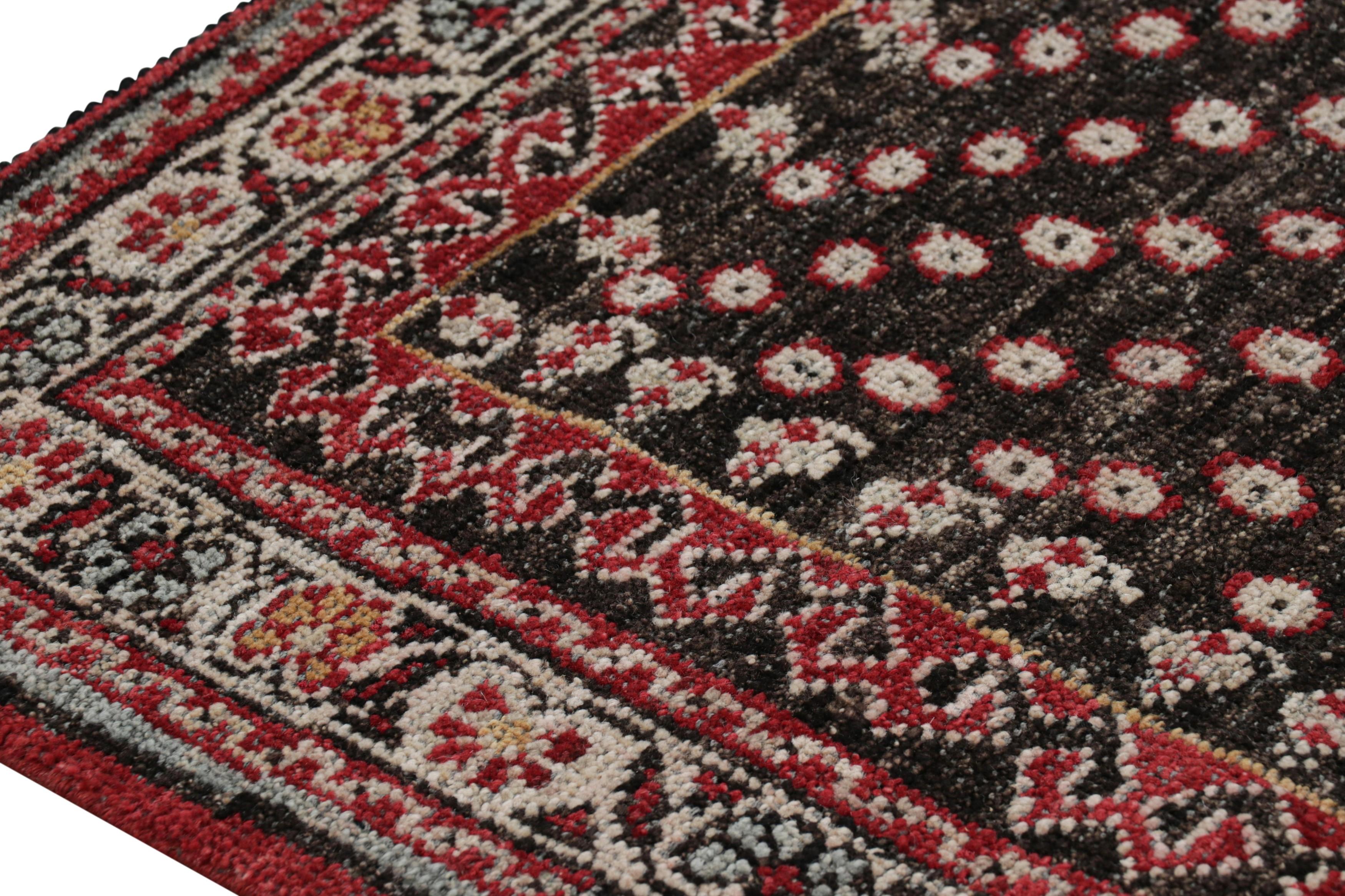 Alfombra cuadrada de estilo tribal Rug & Kilim en marrón y rojo con motivos florales Tribal en venta