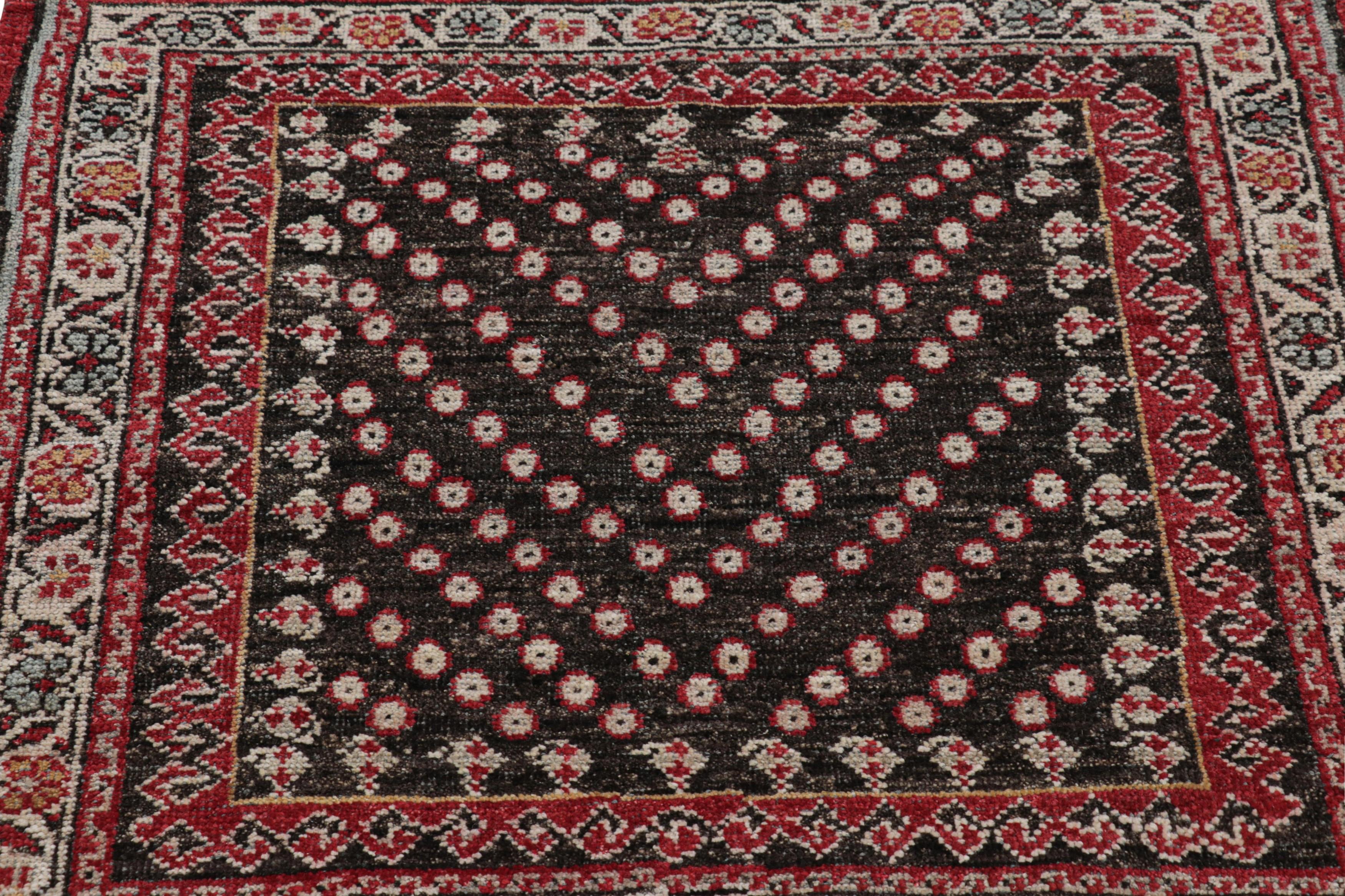 Alfombra cuadrada de estilo tribal Rug & Kilim en marrón y rojo con motivos florales Indio en venta