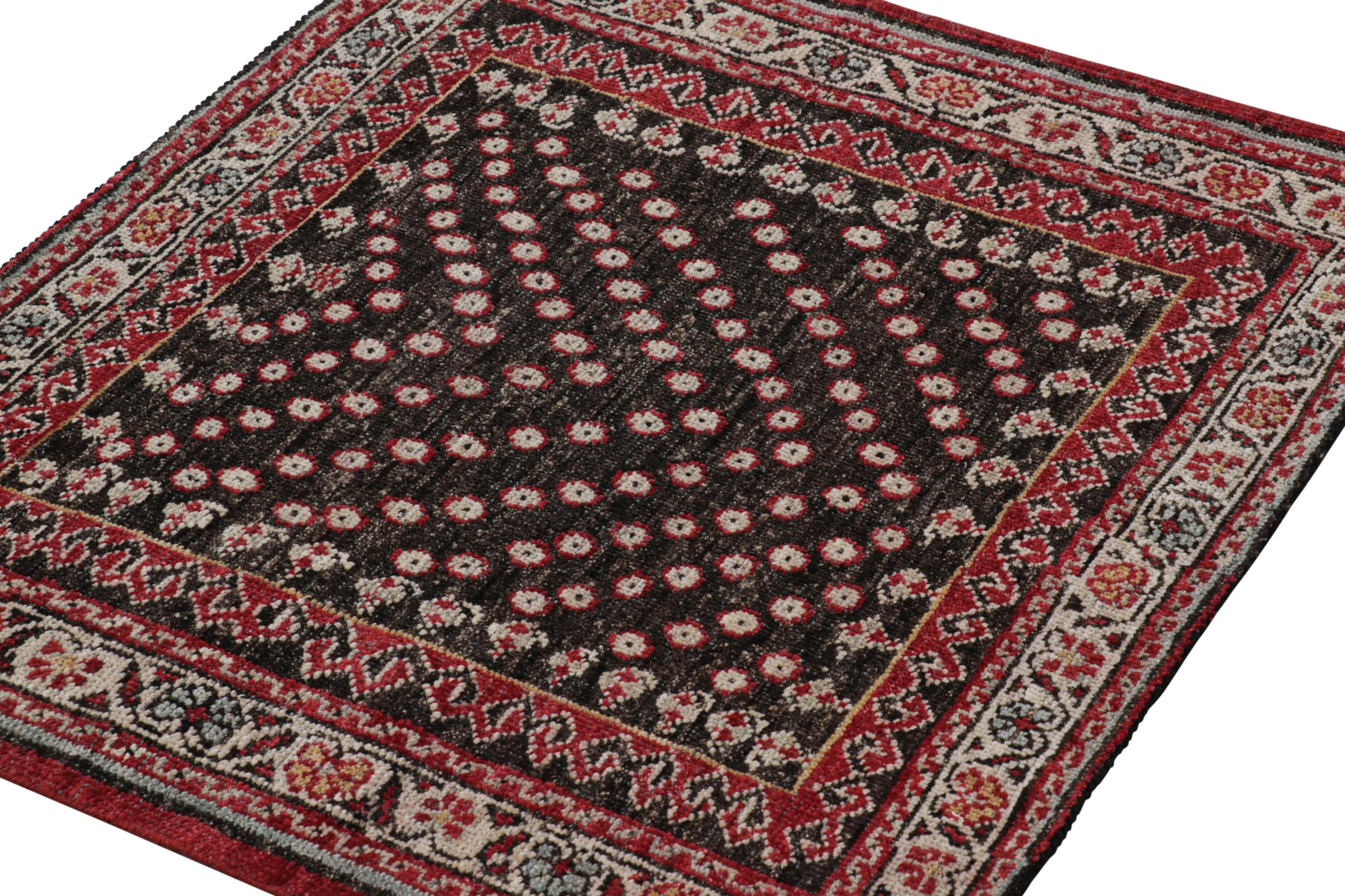 Alfombra cuadrada de estilo tribal Rug & Kilim en marrón y rojo con motivos florales Anudado a mano en venta