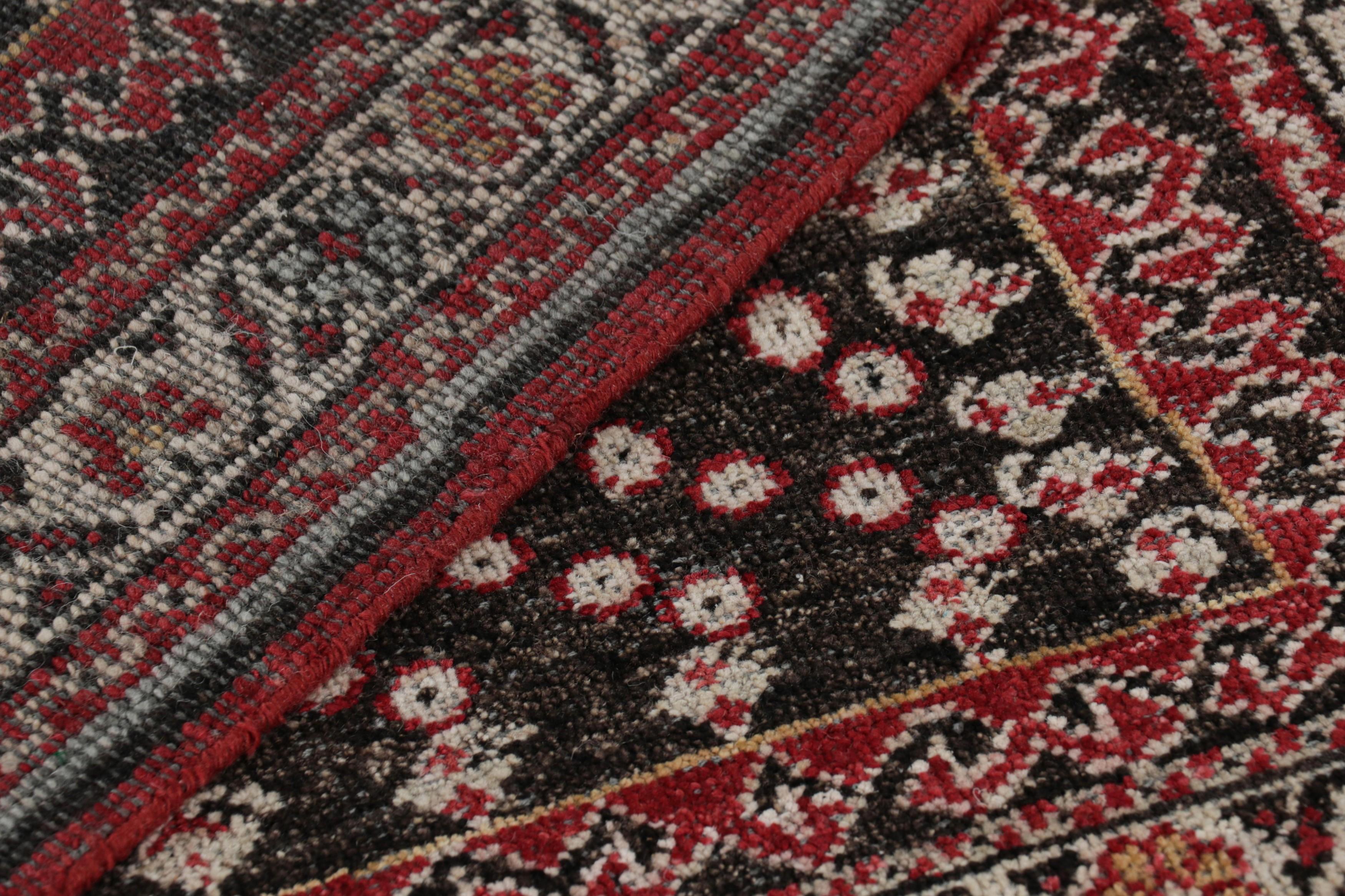 Alfombra cuadrada de estilo tribal Rug & Kilim en marrón y rojo con motivos florales Siglo XXI y contemporáneo en venta
