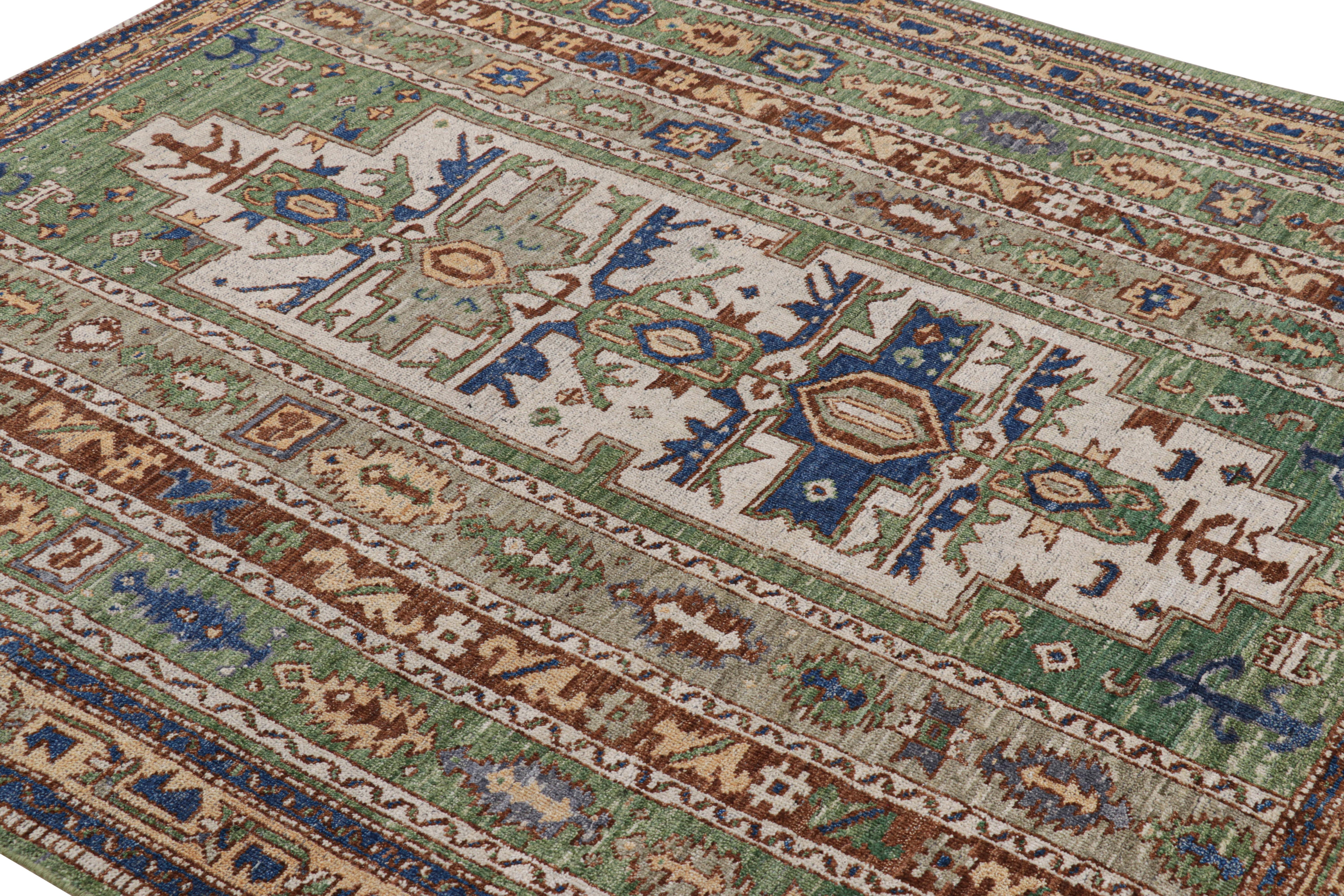 Dieser 6x7 große Teppich aus der klassischen Burano Collection'S von Rug & Kilim ist aus einer speziellen Ghazni-Wollmischung handgeknüpft und von Stammes-Kilims mit Medaillon-, Motiv- und Streifenmustern inspiriert. 

Über das Design: . 

Ein