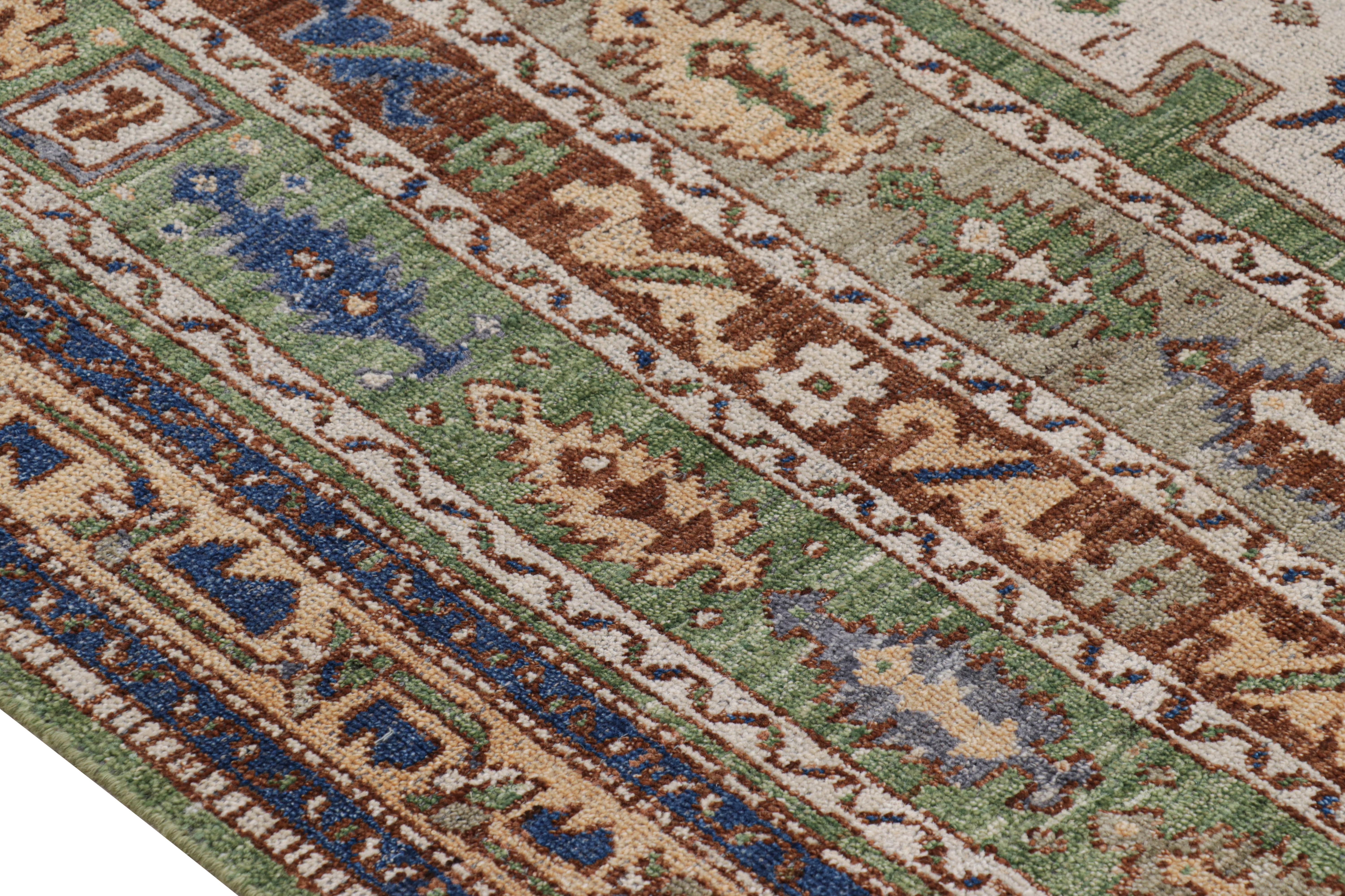Rug & Kilim's quadratischer Teppich im Tribal-Stil in Grün mit geometrischen Mustern (Stammeskunst) im Angebot