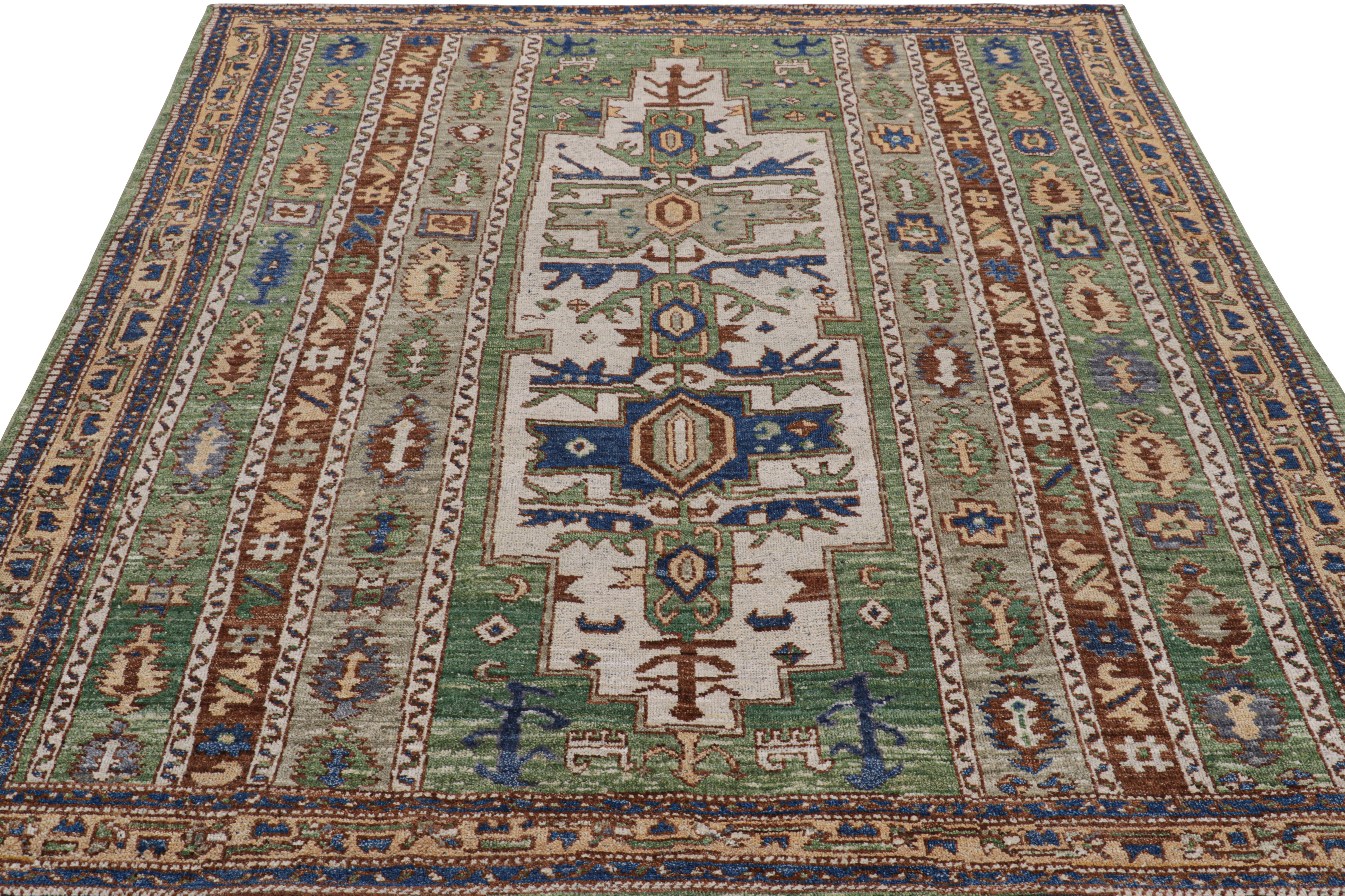Rug & Kilim's quadratischer Teppich im Tribal-Stil in Grün mit geometrischen Mustern (Handgeknüpft) im Angebot