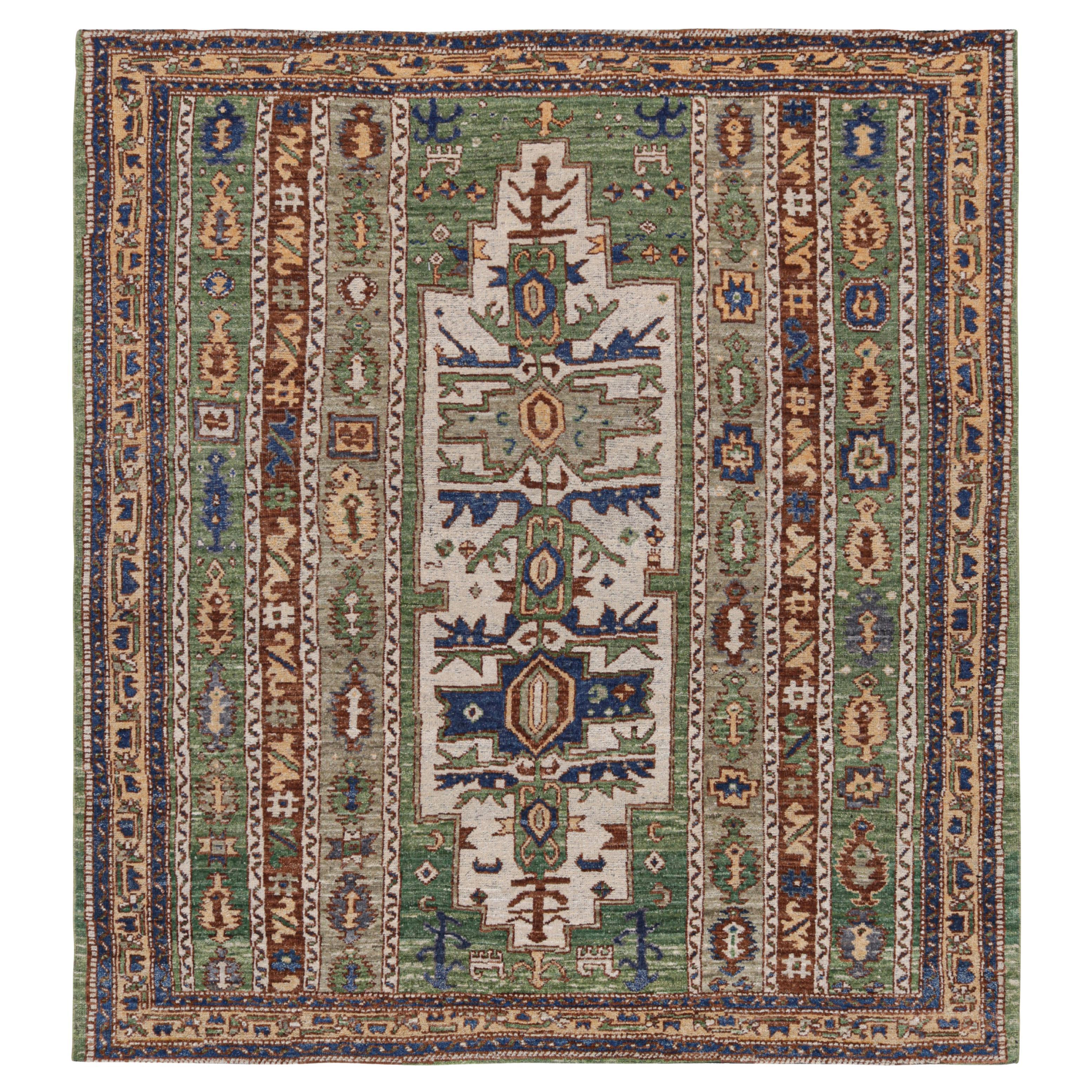 Tapis carré de style tribal à motifs géométriques en vert de Rug & Kilim en vente