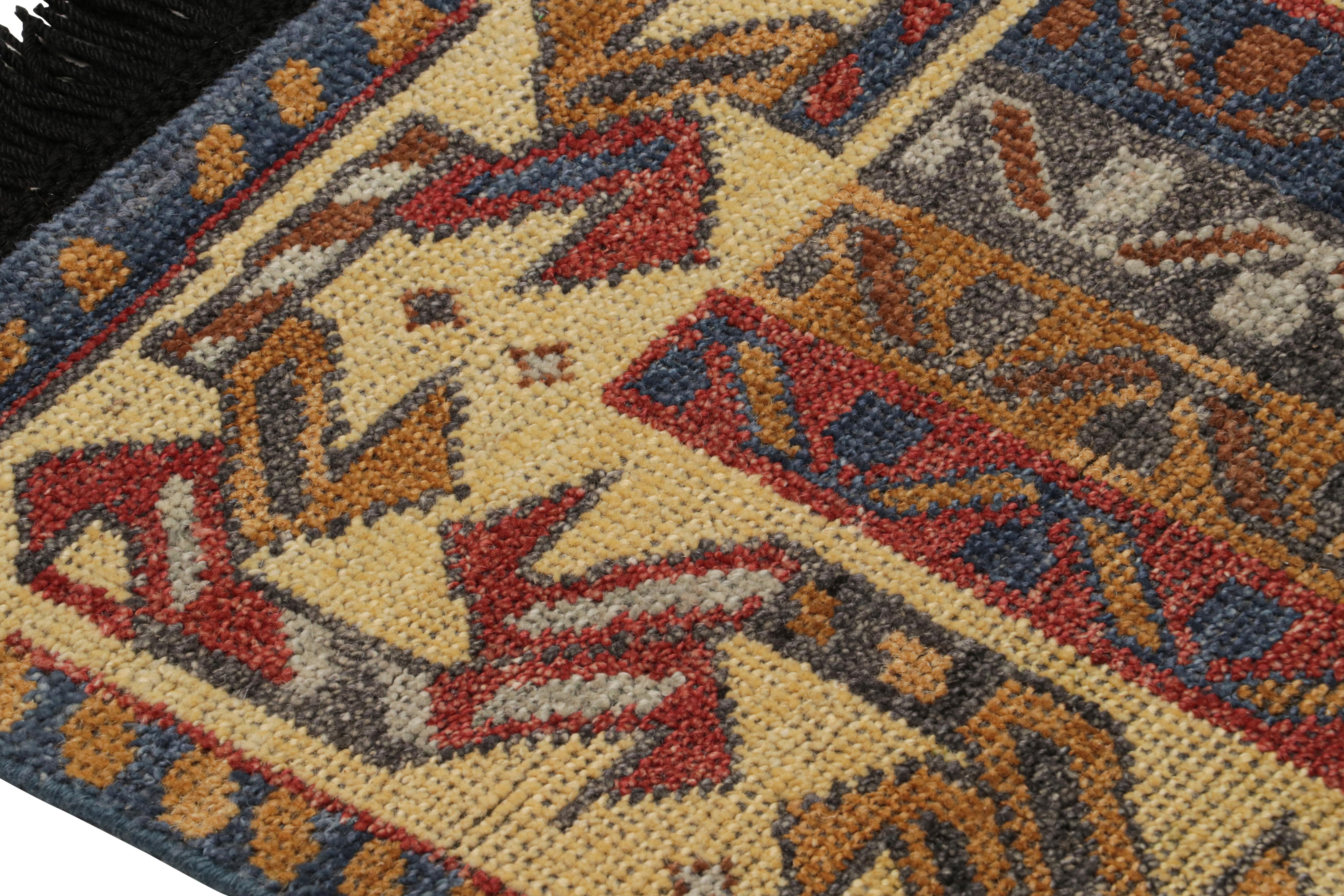 Alfombra cuadrada estilo tribal con motivos geométricos de Rug & Kilim Moderno en venta