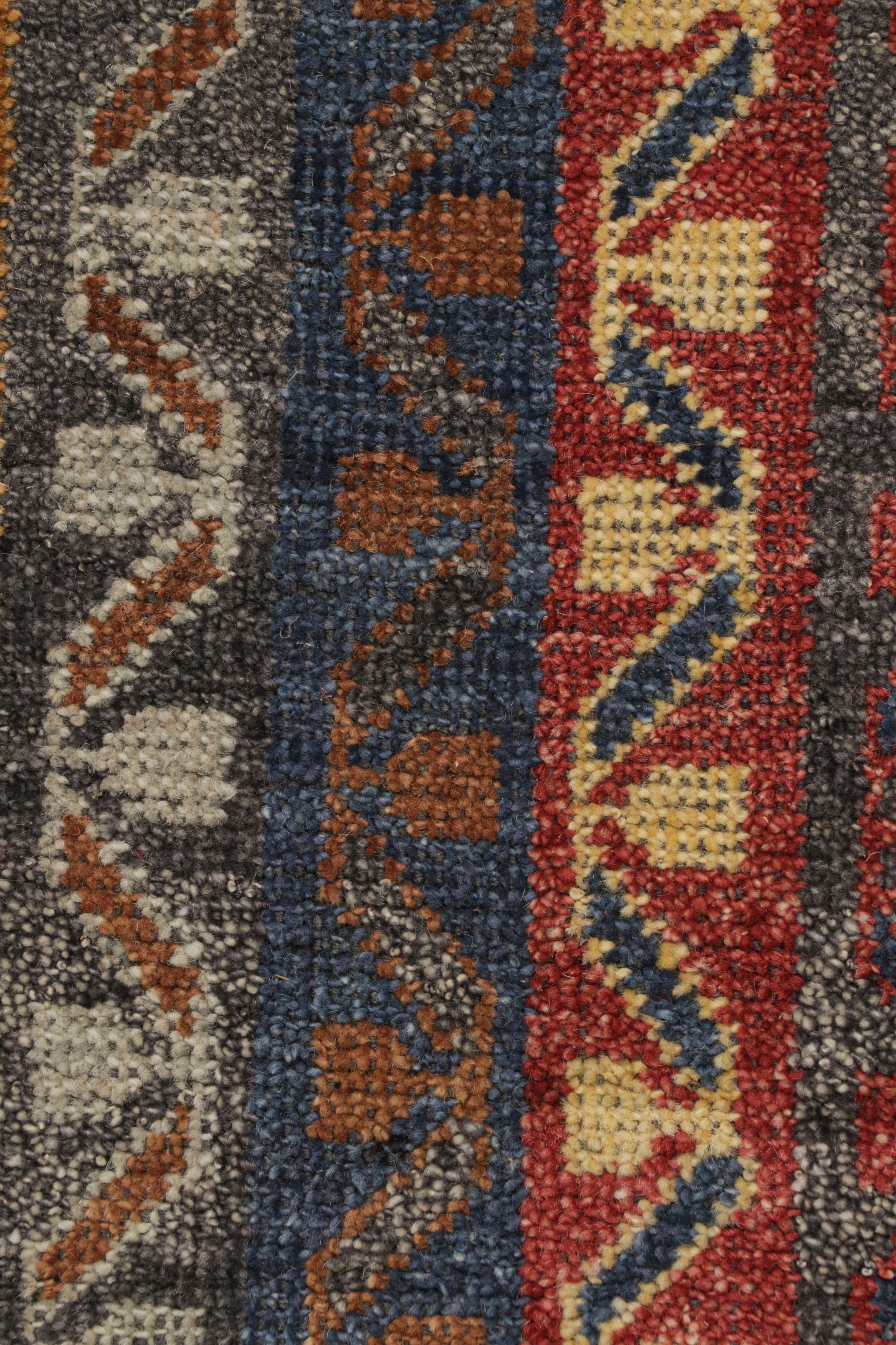 Alfombra cuadrada estilo tribal con motivos geométricos de Rug & Kilim Indio en venta