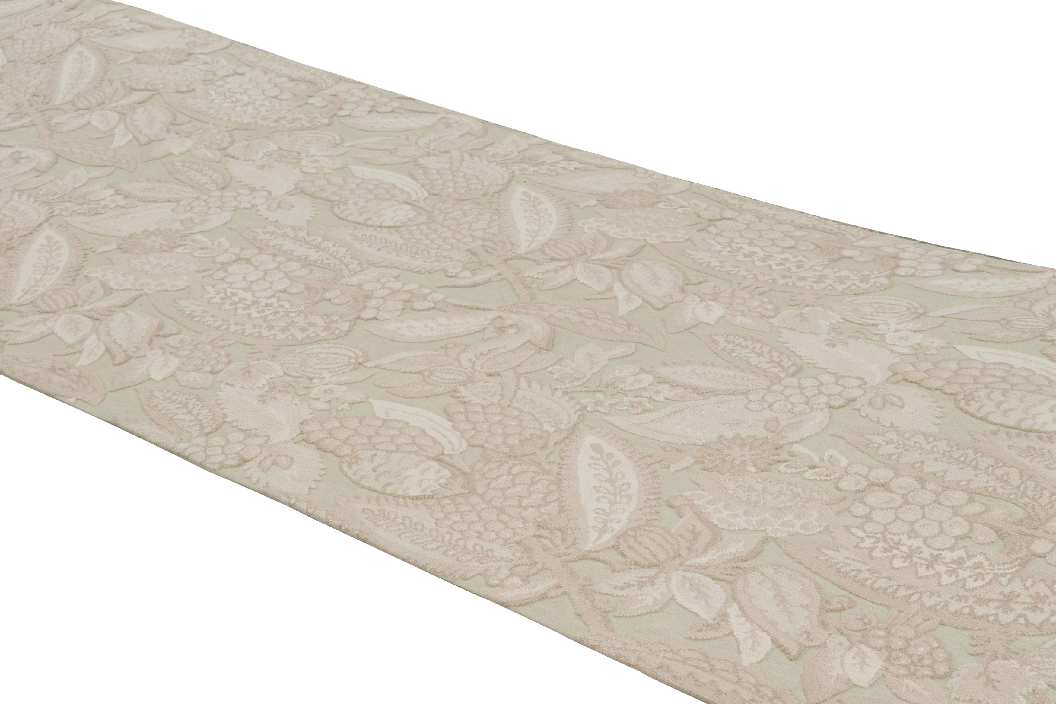 Tissé à la main en laine, ce tapis contemporain 4x19 de Rug & Kilim s'inspire des tapis, tissages plats et tapisseries Tudor anciens. Il s'agit d'un nouveau modèle de la collection de tapis européens. 

Sur le Design : 

Ce tapis moderne fait partie