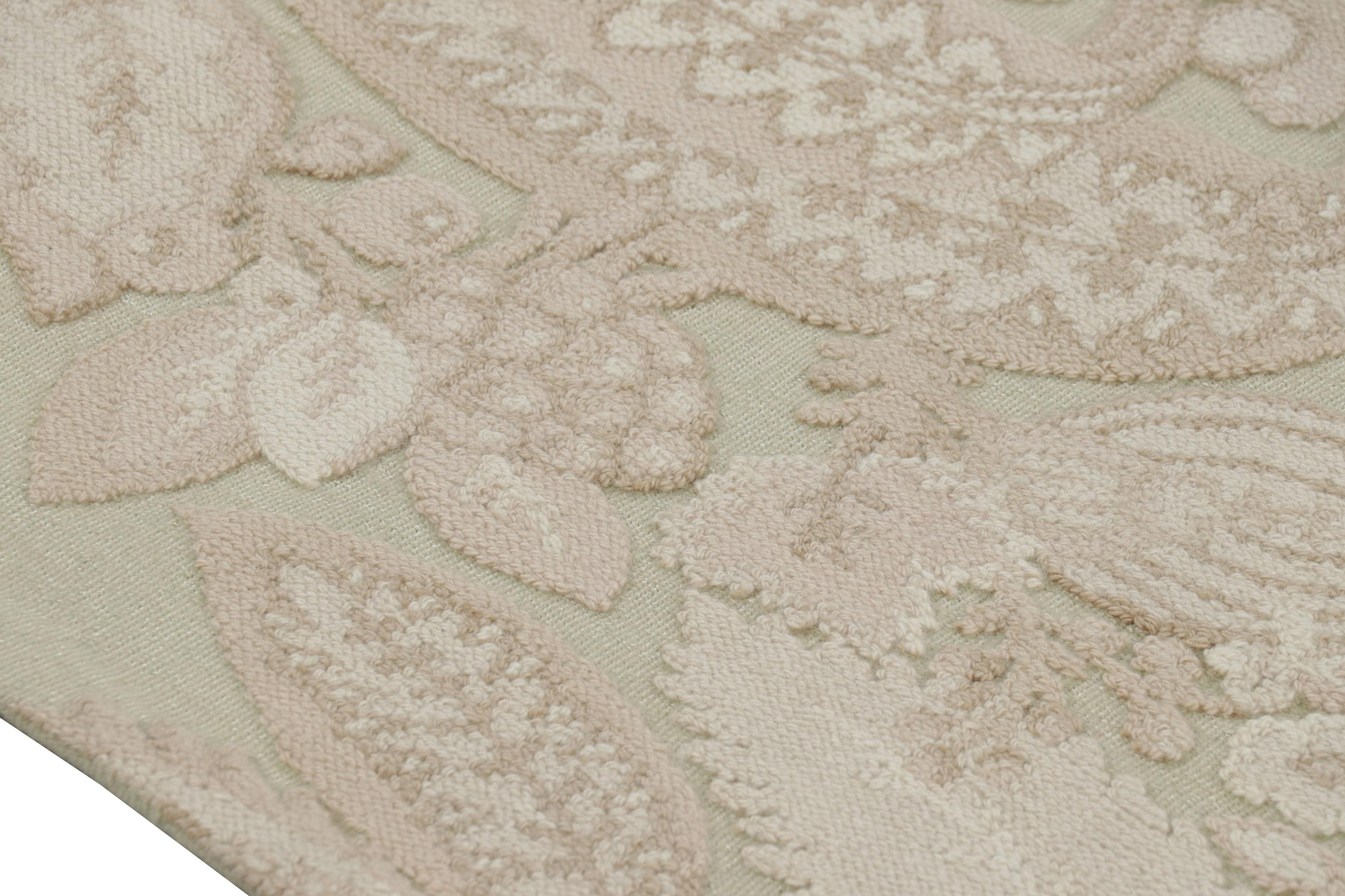 Chinois Tapis extra-long de style Tudor de Rug & Kilim en crème avec motifs floraux en vente