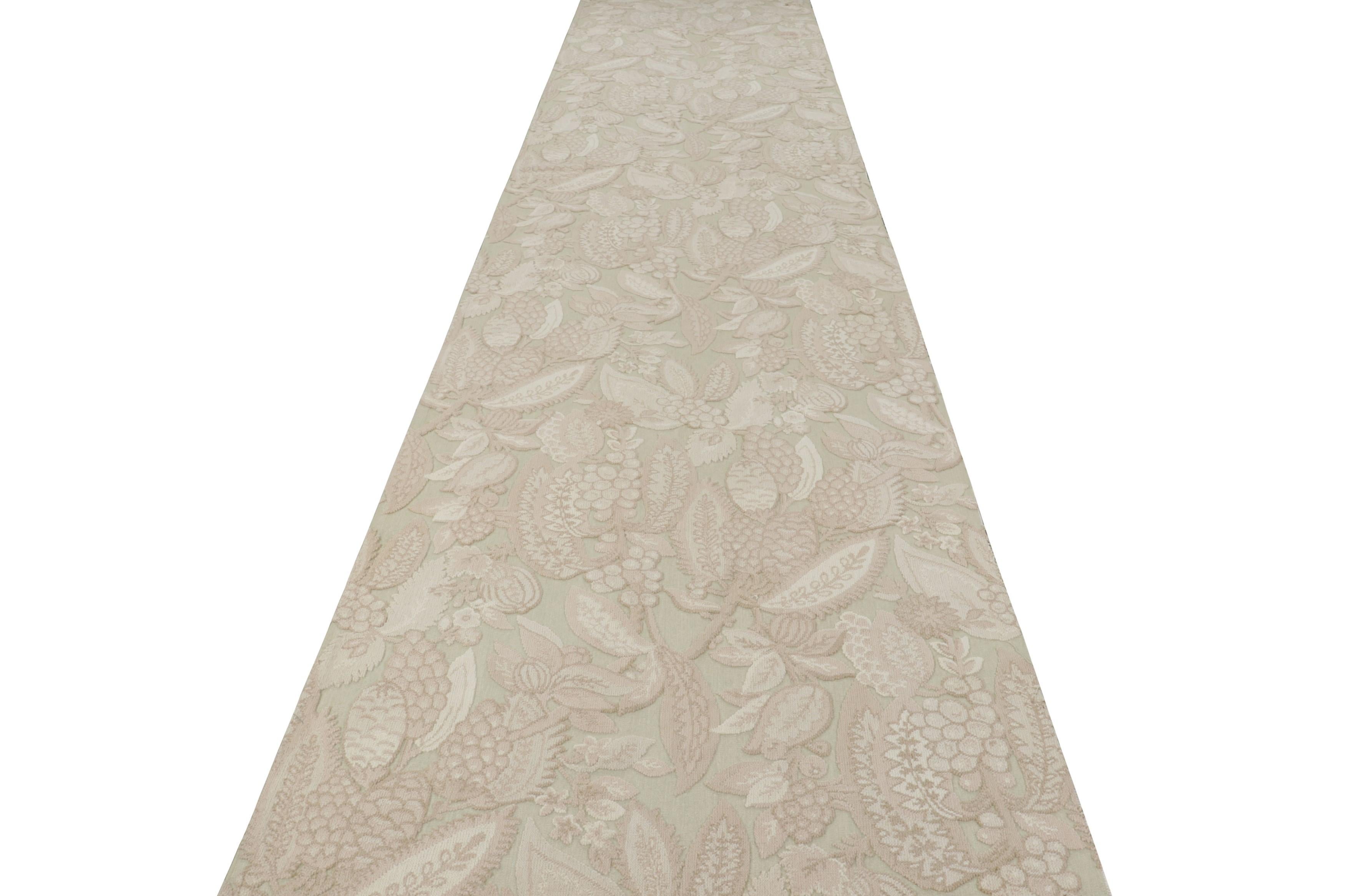 Tissé à la main Tapis extra-long de style Tudor de Rug & Kilim en crème avec motifs floraux en vente