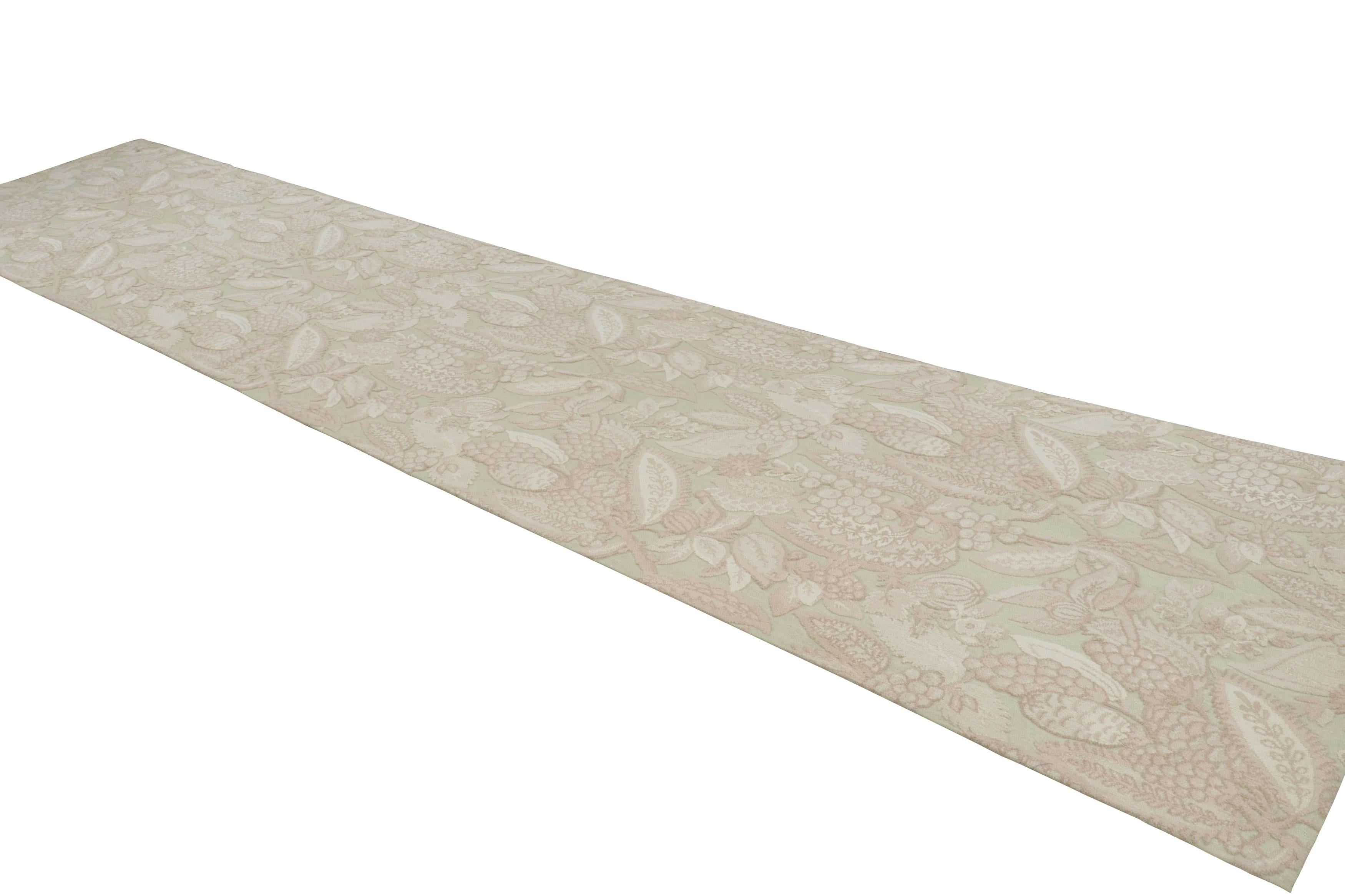 Tapis extra-long de style Tudor de Rug & Kilim en crème avec motifs floraux Neuf - En vente à Long Island City, NY