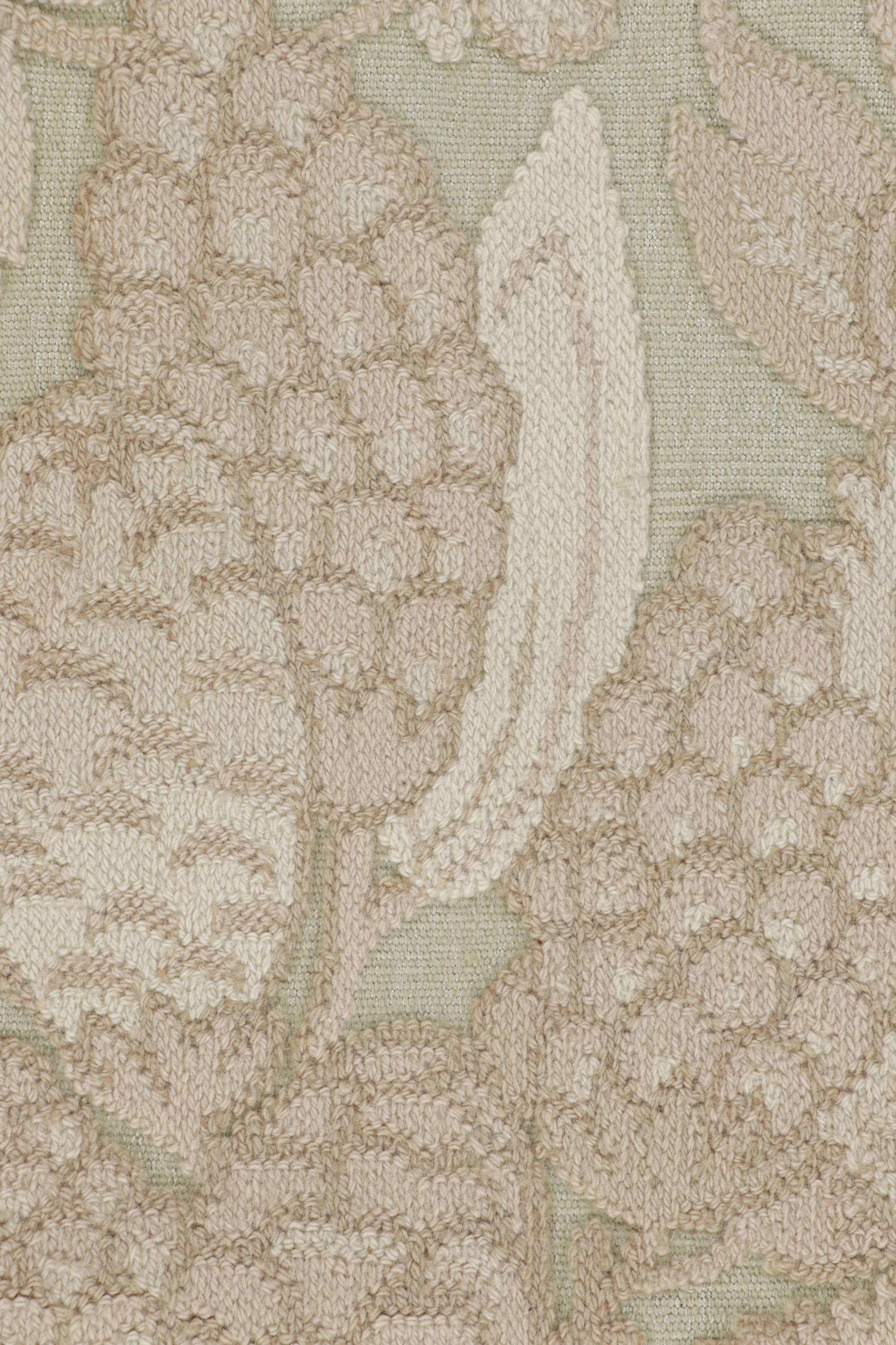 XXIe siècle et contemporain Tapis extra-long de style Tudor de Rug & Kilim en crème avec motifs floraux en vente