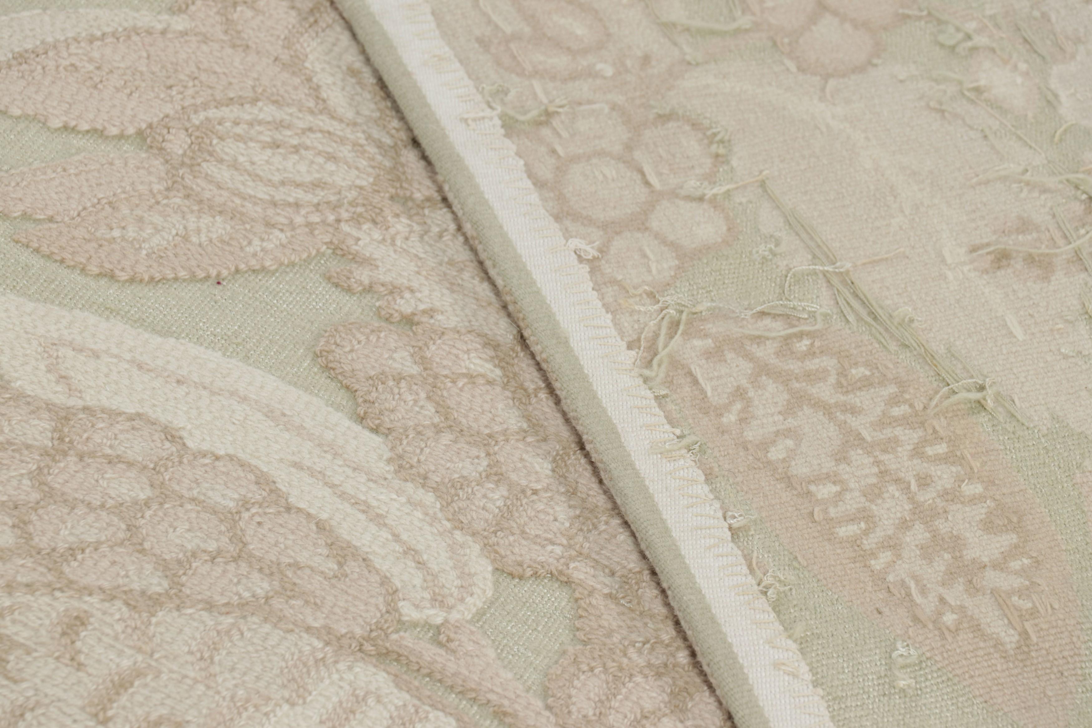 Tapis extra-long de style Tudor de Rug & Kilim en crème avec motifs floraux en vente 1