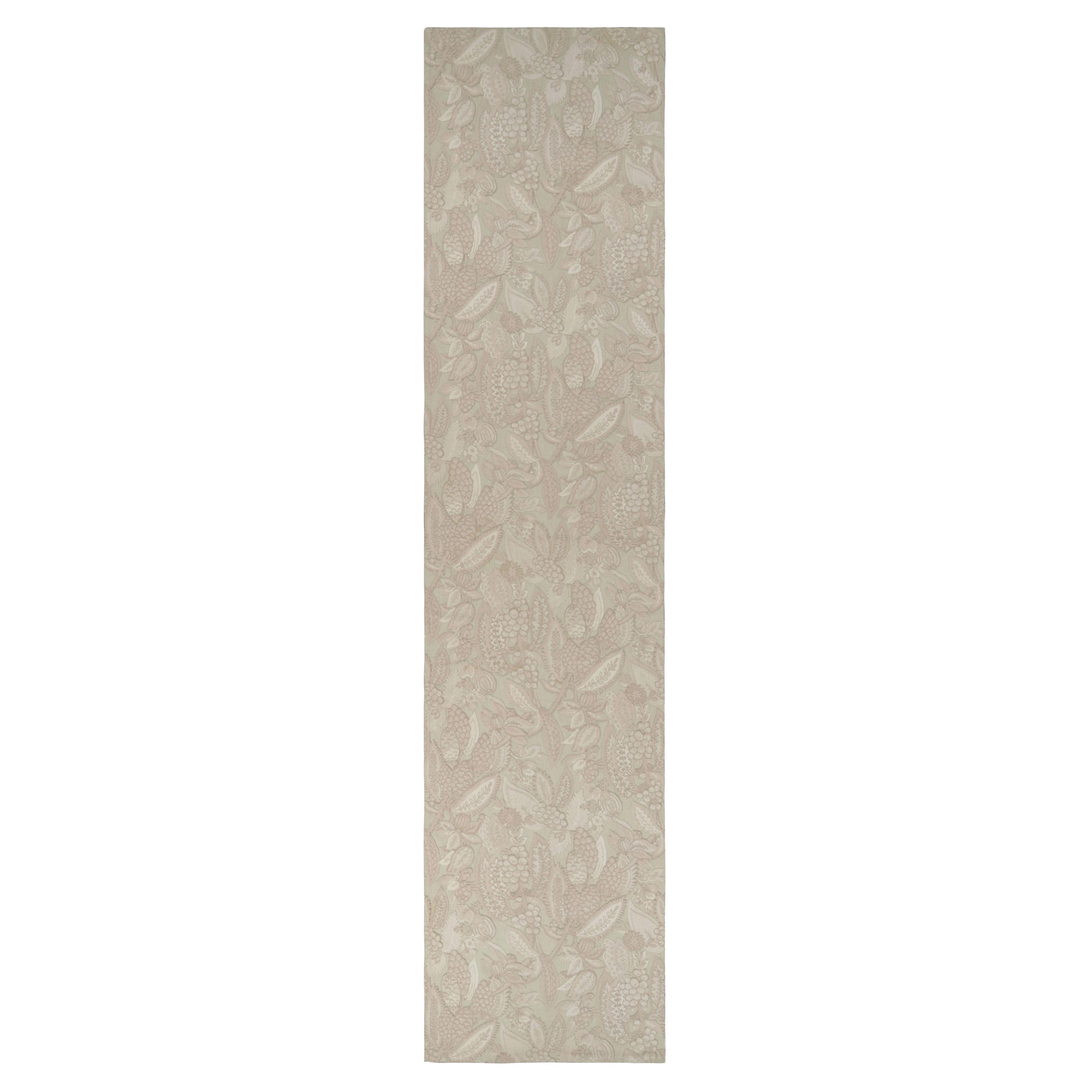 Tapis extra-long de style Tudor de Rug & Kilim en crème avec motifs floraux en vente
