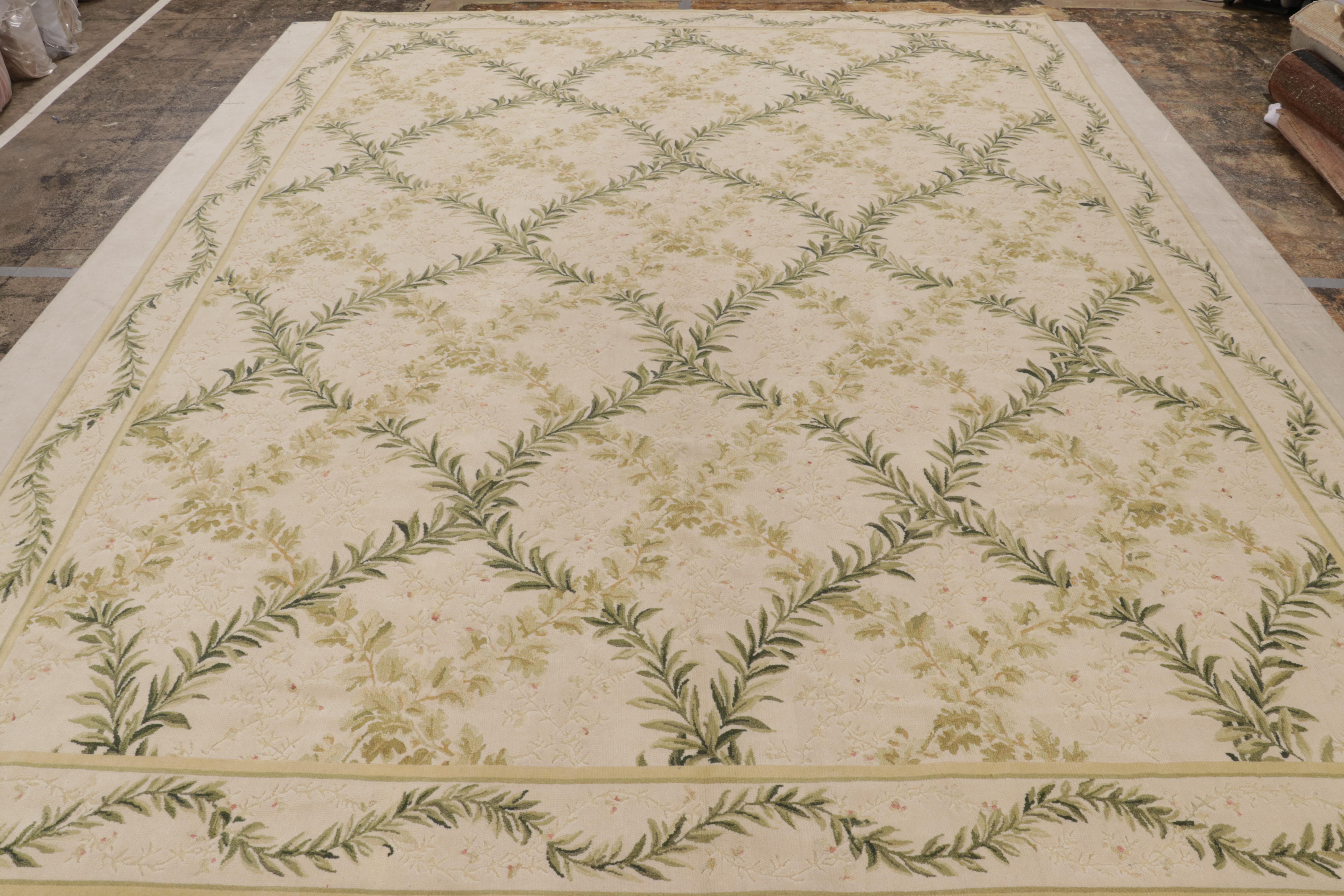 Handgewebte Wolle, eine 12x14 große Ode an Tudor-Flachgewebe aus der europäischen Kollektion von Rug & Kilim. Dieses Sammlerstück ist eines der frühesten Stücke dieser Kollektion und weist eine subtile Hoch-Tief-Struktur auf, die es in diesem Stil