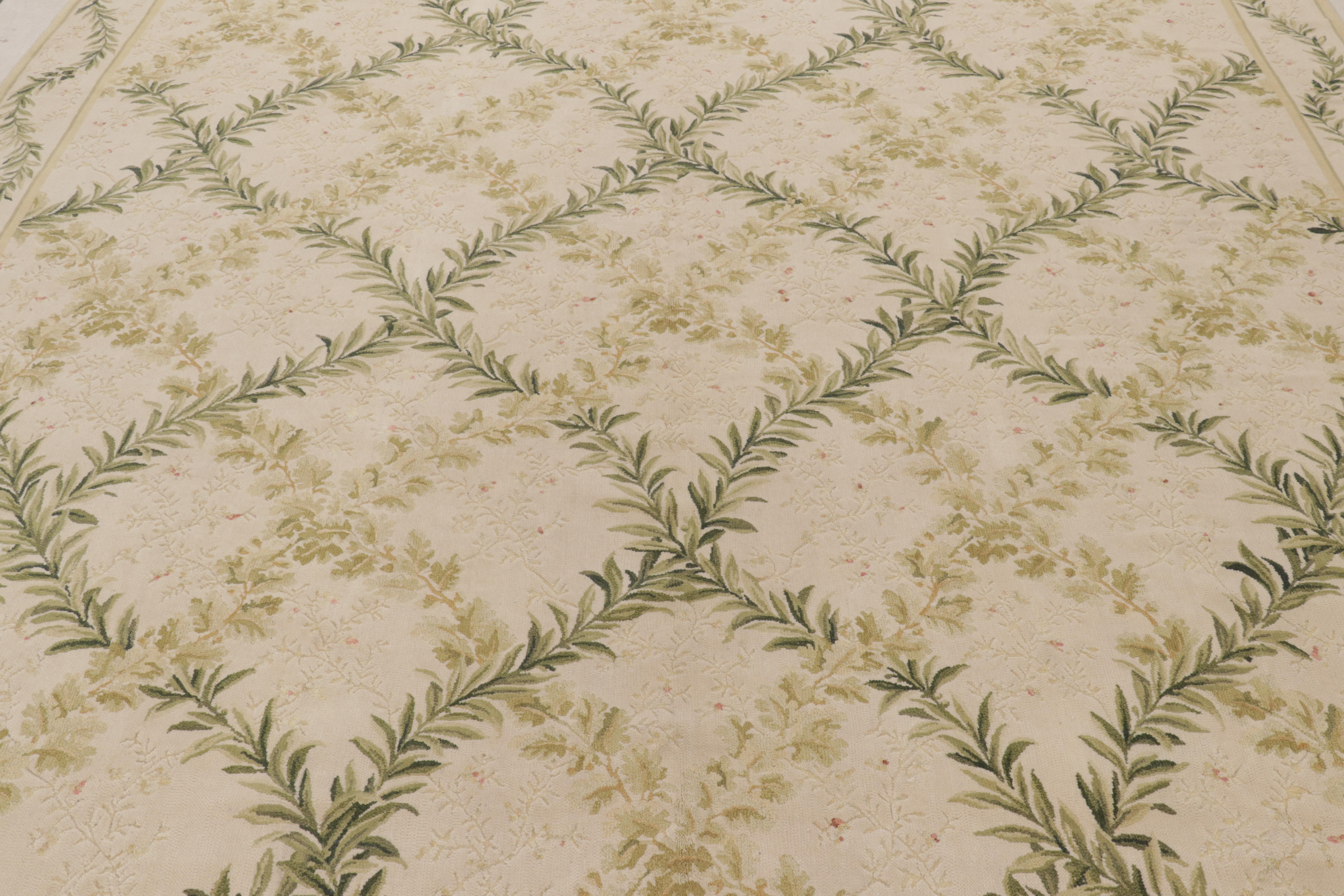 Rug & Kilims Flachgewebe im Tudor-Stil in Grün und Creme mit floralen Spaliermustern (Chinesisch) im Angebot