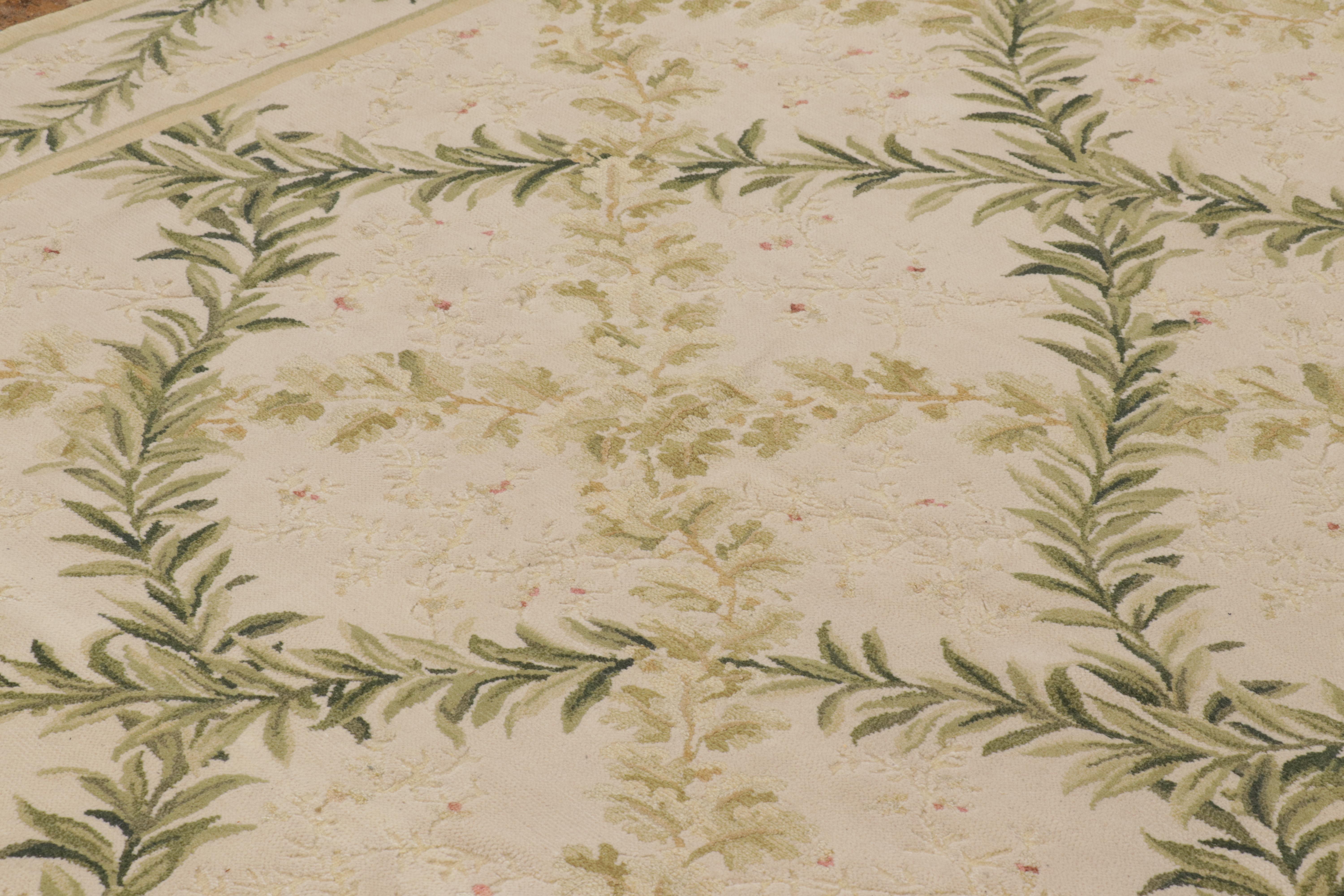 Rug & Kilims Flachgewebe im Tudor-Stil in Grün und Creme mit floralen Spaliermustern (Handgeknüpft) im Angebot