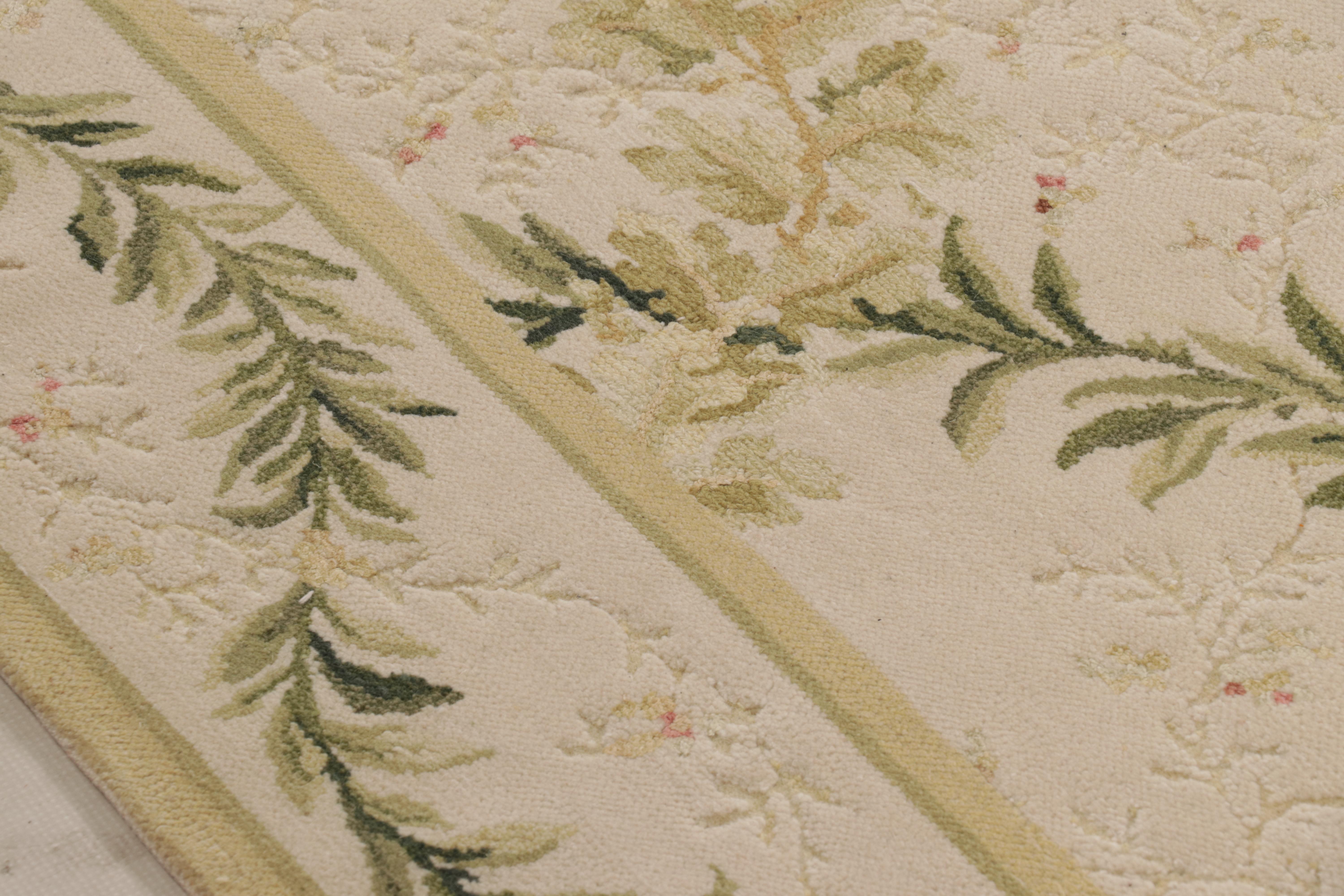 Rug & Kilims Flachgewebe im Tudor-Stil in Grün und Creme mit floralen Spaliermustern im Zustand „Neu“ im Angebot in Long Island City, NY