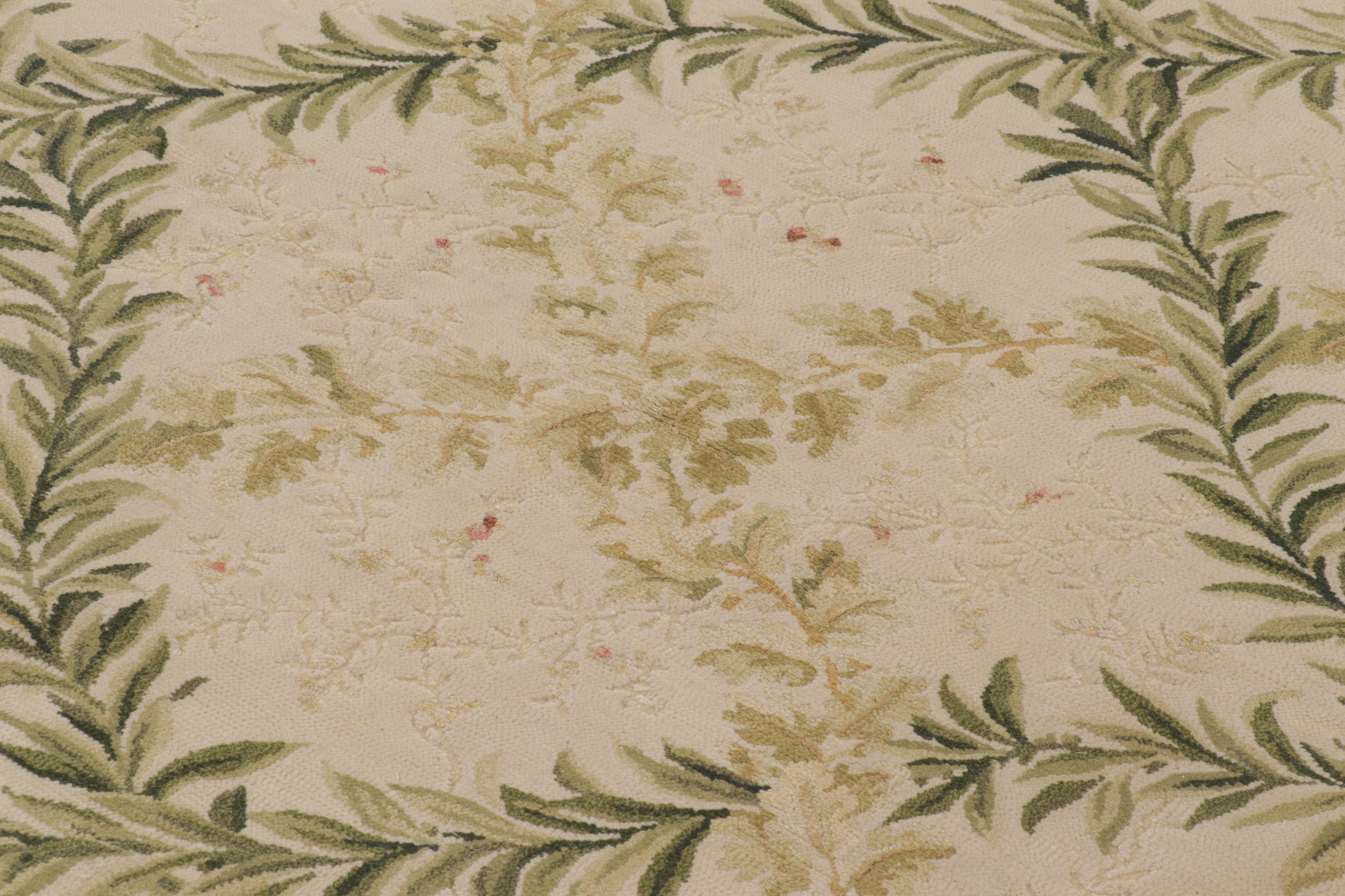 Rug & Kilims Flachgewebe im Tudor-Stil in Grün und Creme mit floralen Spaliermustern (21. Jahrhundert und zeitgenössisch) im Angebot