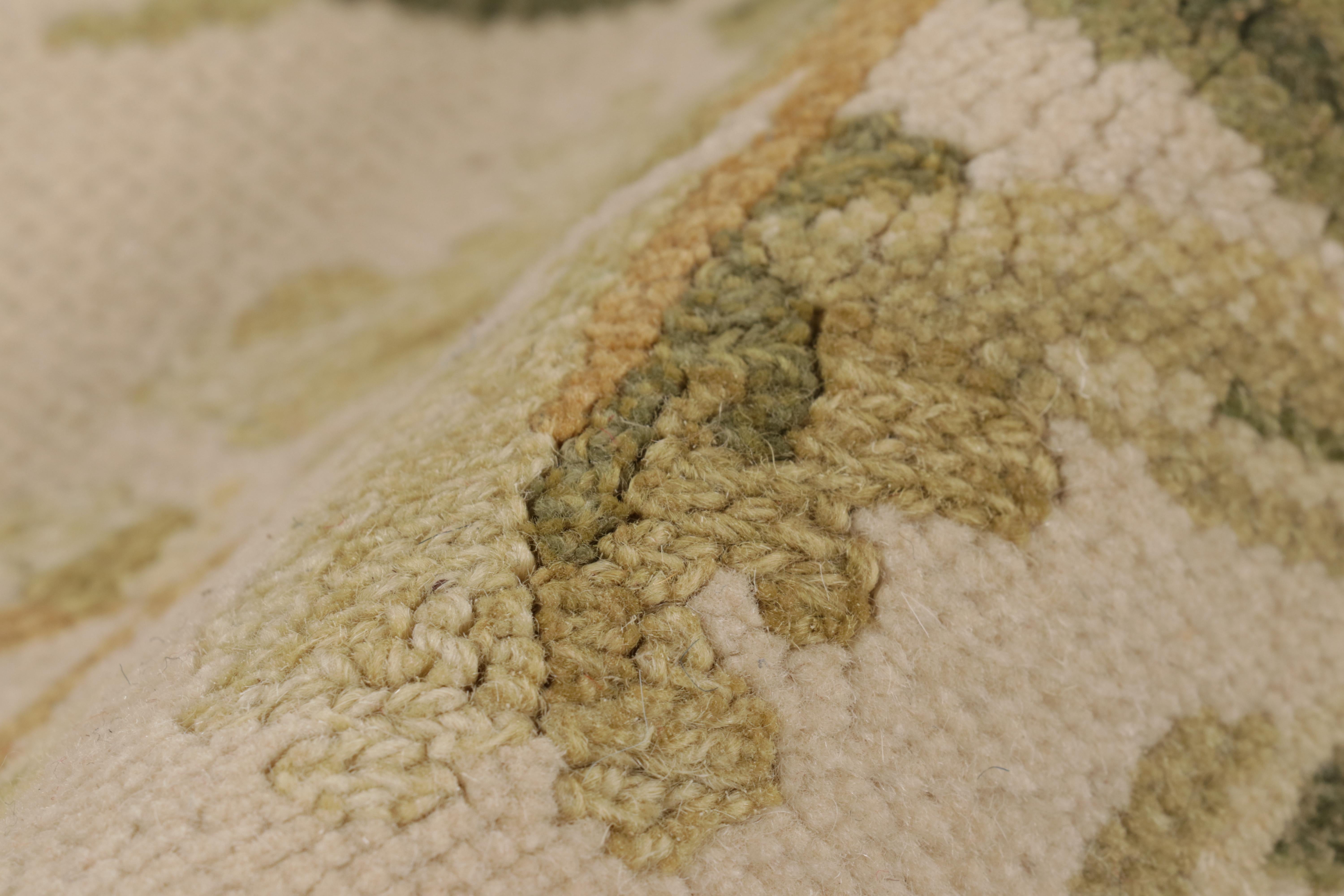 Rug & Kilims Flachgewebe im Tudor-Stil in Grün und Creme mit floralen Spaliermustern im Angebot 1