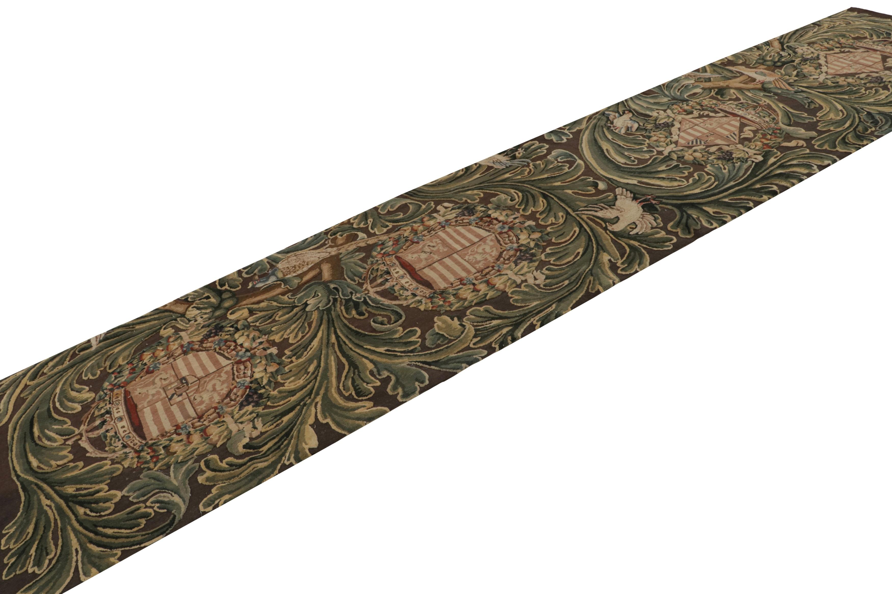 Un ajout intéressant à la collection contemporaine Rug & Kilim, ce tapis de course 3x14 de style Tudor à tissage plat présente des crêtes et des motifs floraux dans les tons vert, beige/marron et bleu, à travers le champ. 

Sur le design : 

Les