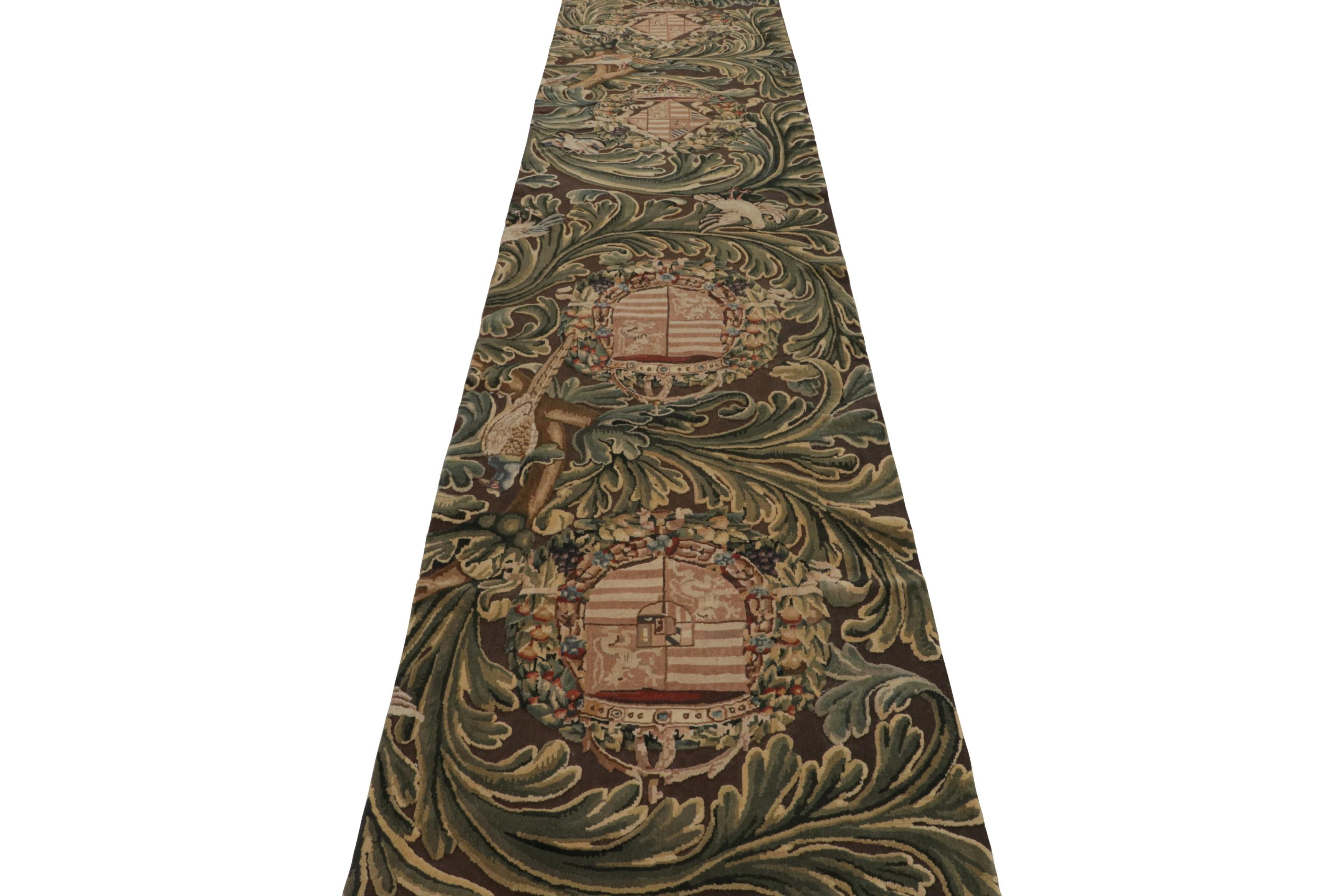 Moderno Rug & Kilim è un runner a trama piatta in stile Tudor, con creste e motivi floreali in vendita