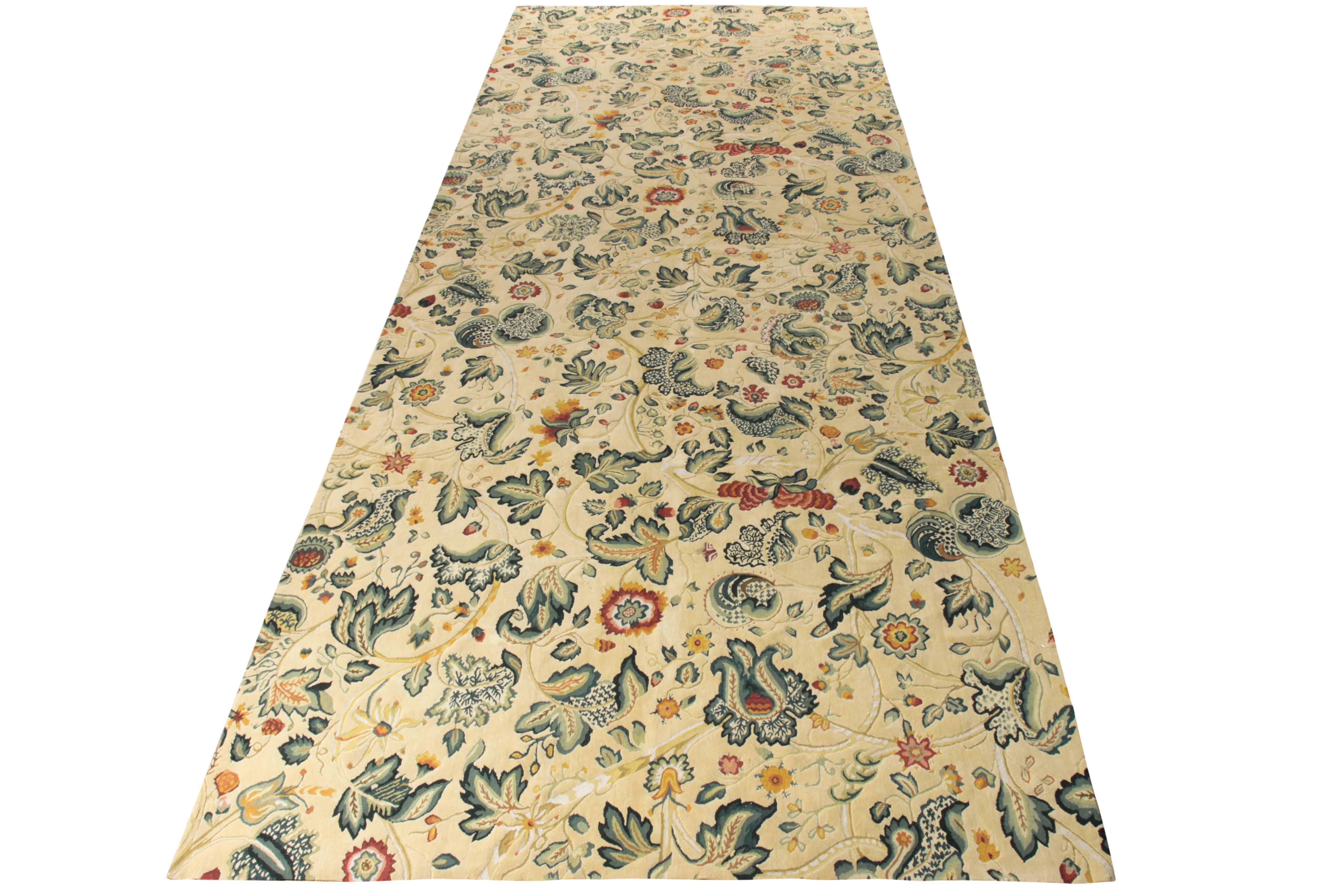 Noué à la main en laine, un tapis massif de style Tudor de la collection européenne de Rug & Kilim. Couvrant l'échelle 6x18 avec un motif floral sur toute la surface, le tapis se présente dans un style transitionnel anglais séduisant avec des tons