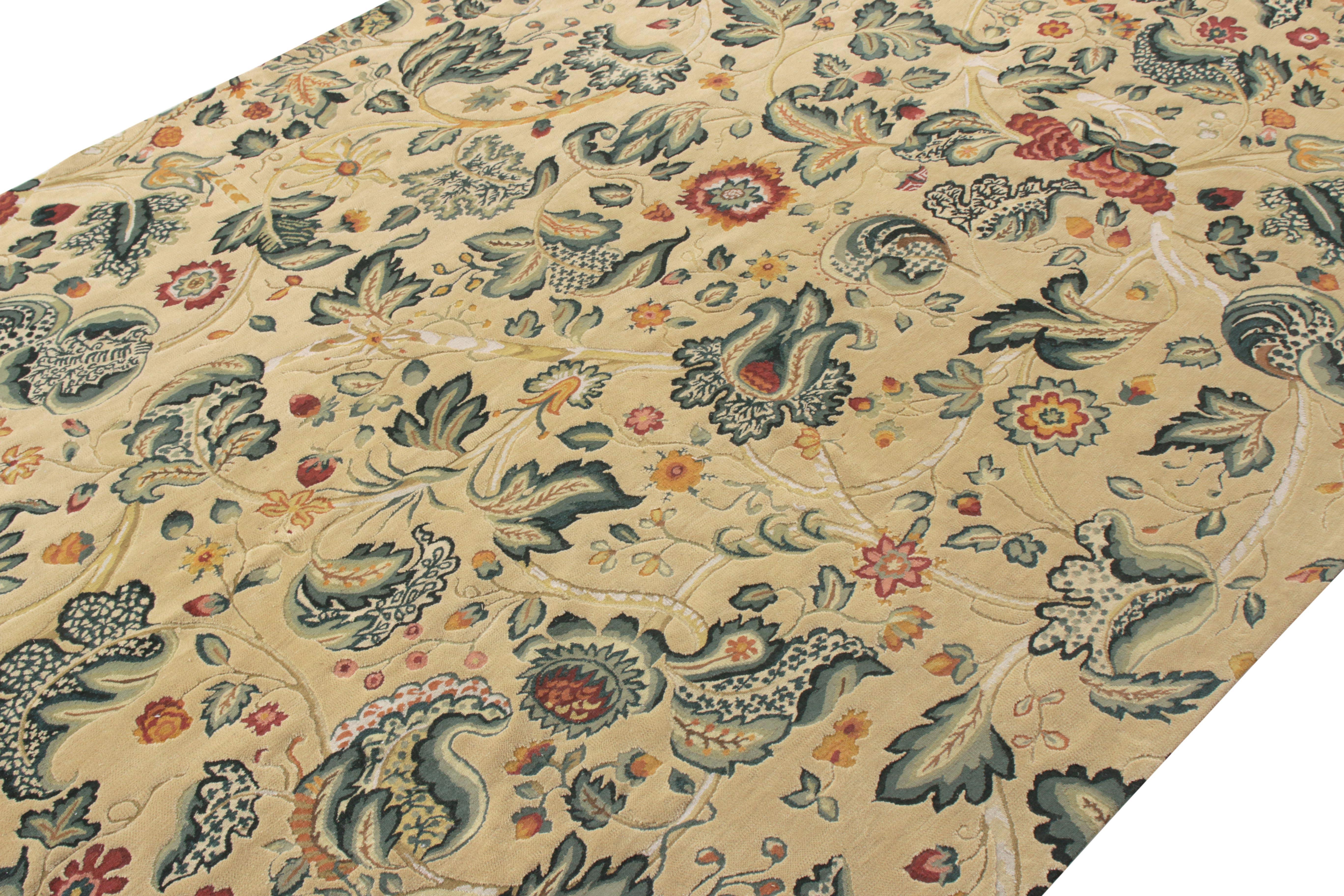 Noué à la main Rug & Kilim's Tudor Style Gallery Rug in Cream, Green All over Floral Pattern (Tapis de galerie de style Tudor en crème, motif floral vert) en vente