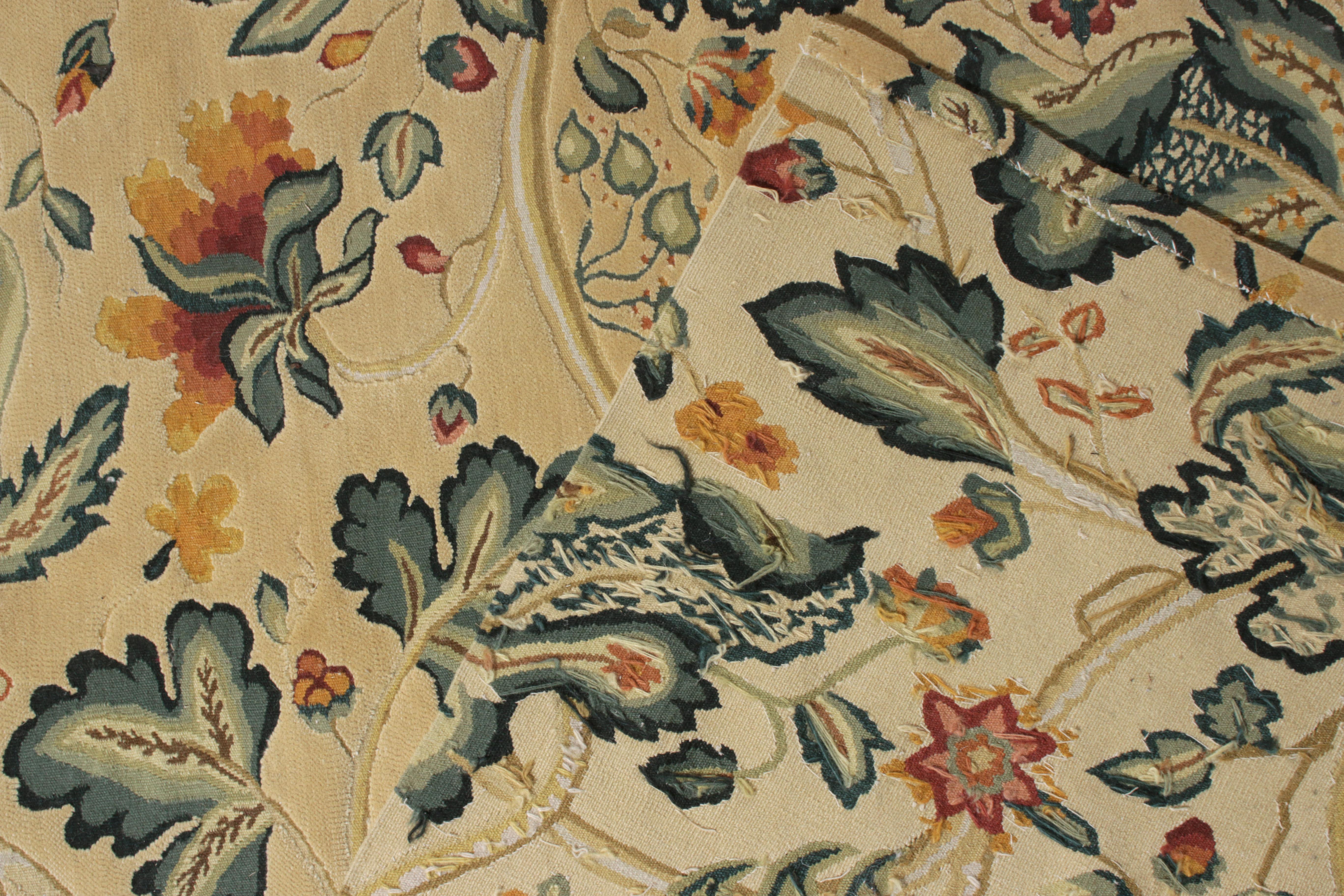 Tapis & Kilims - Tapis de galerie de style Tudor en crème, vert et motif floral sur toute la surface Neuf - En vente à Long Island City, NY