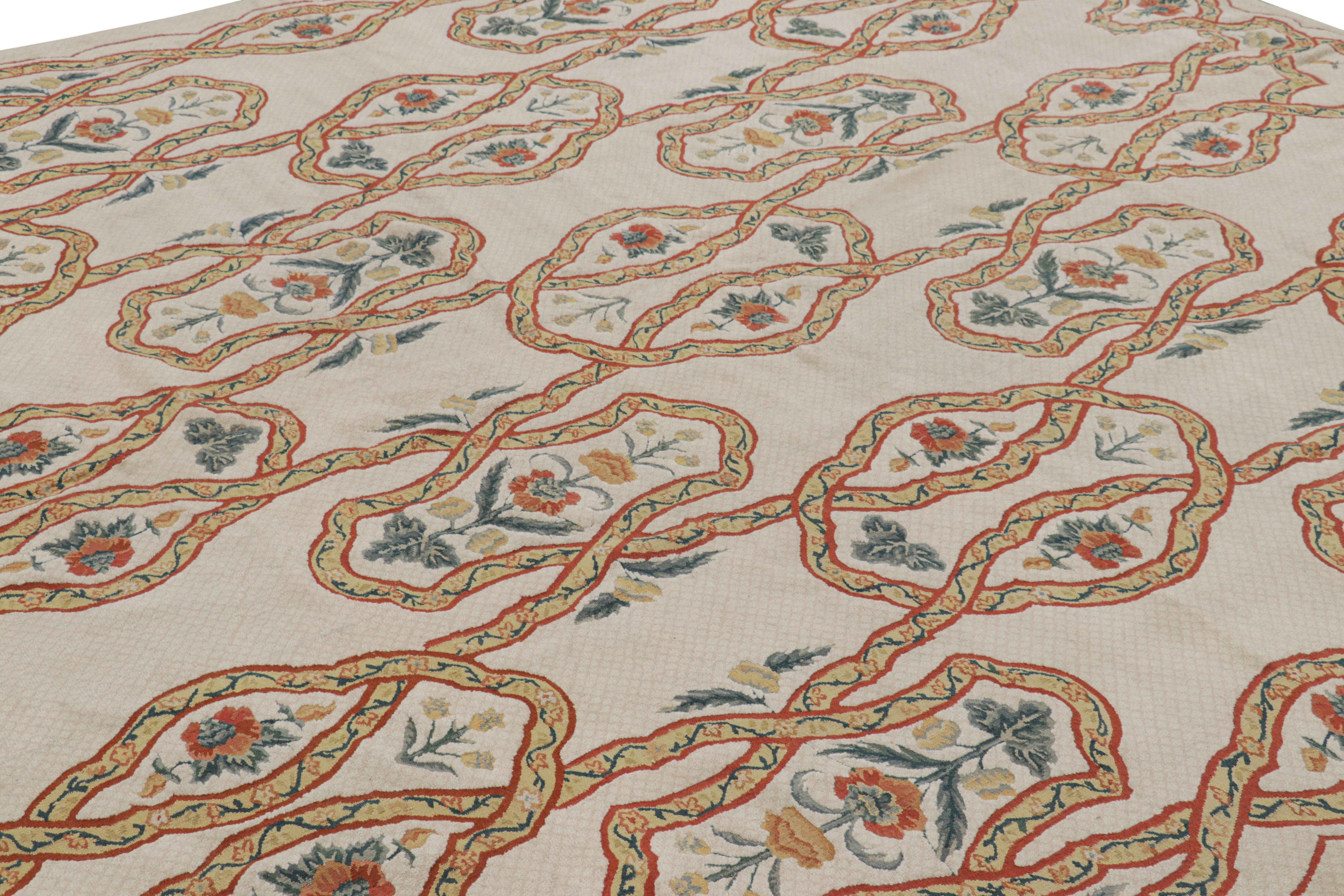 Tessuto a mano in lana, questo tappeto contemporaneo 10x11 di Rug & Kilim si ispira agli antichi tappeti Tudor, alle trame piatte e agli arazzi: una novità della collezione di tappeti europei. 

Sul design: 

Gli occhi più attenti ammireranno la