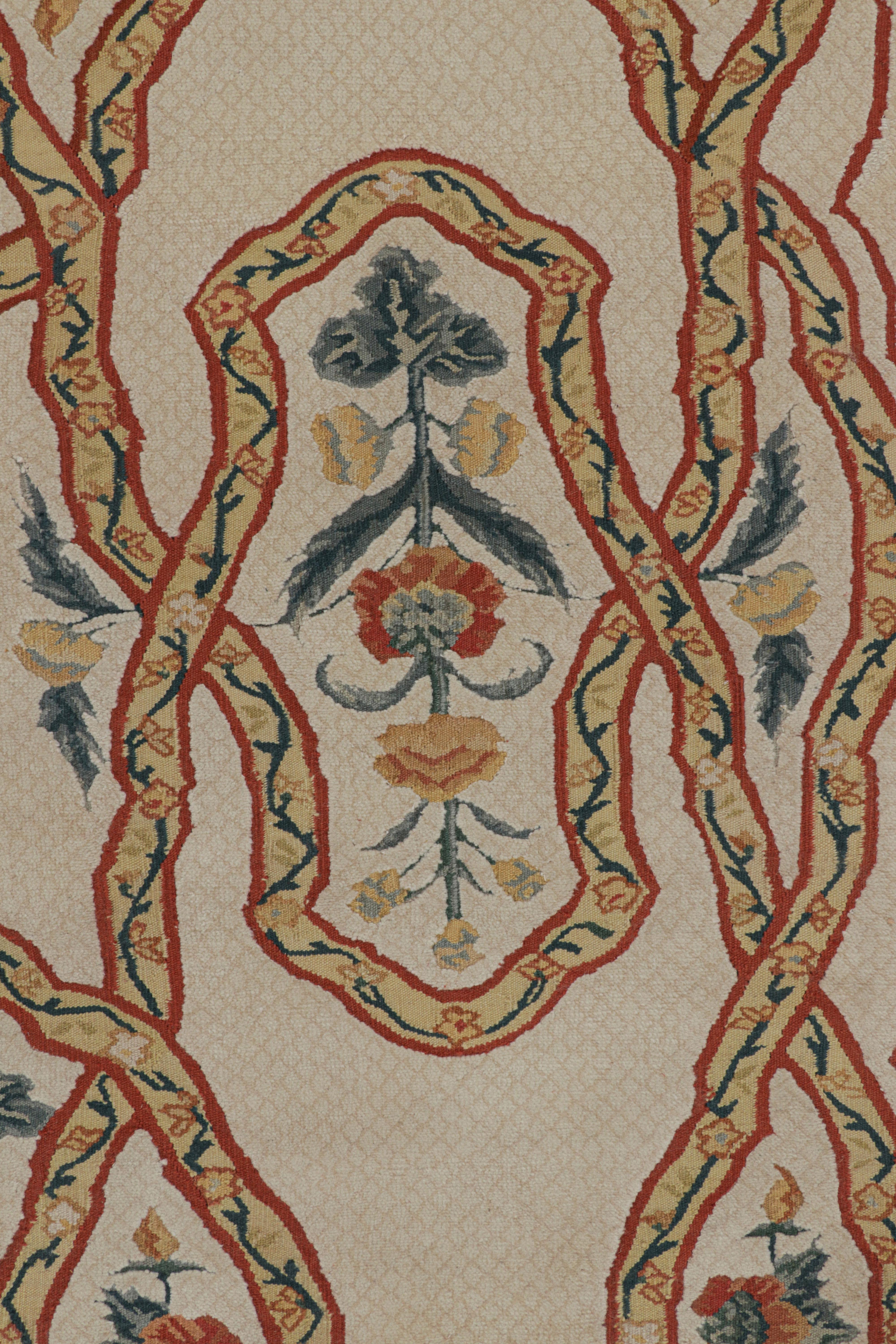 Alfombra estilo Tudor de Rug & Kilim en beige-crema con motivos geométricos y florales Chino en venta