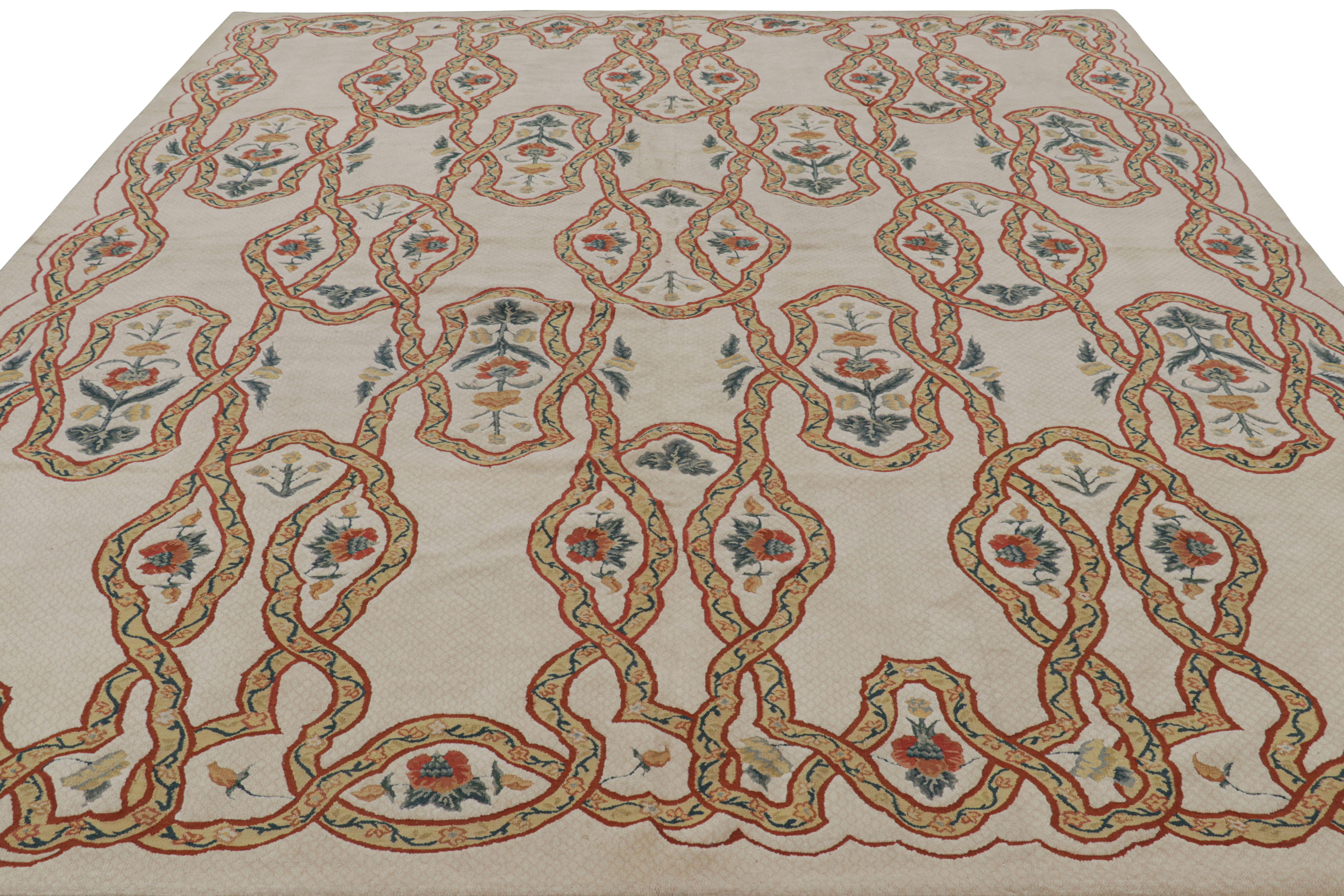 Alfombra estilo Tudor de Rug & Kilim en beige-crema con motivos geométricos y florales Tejido a mano en venta