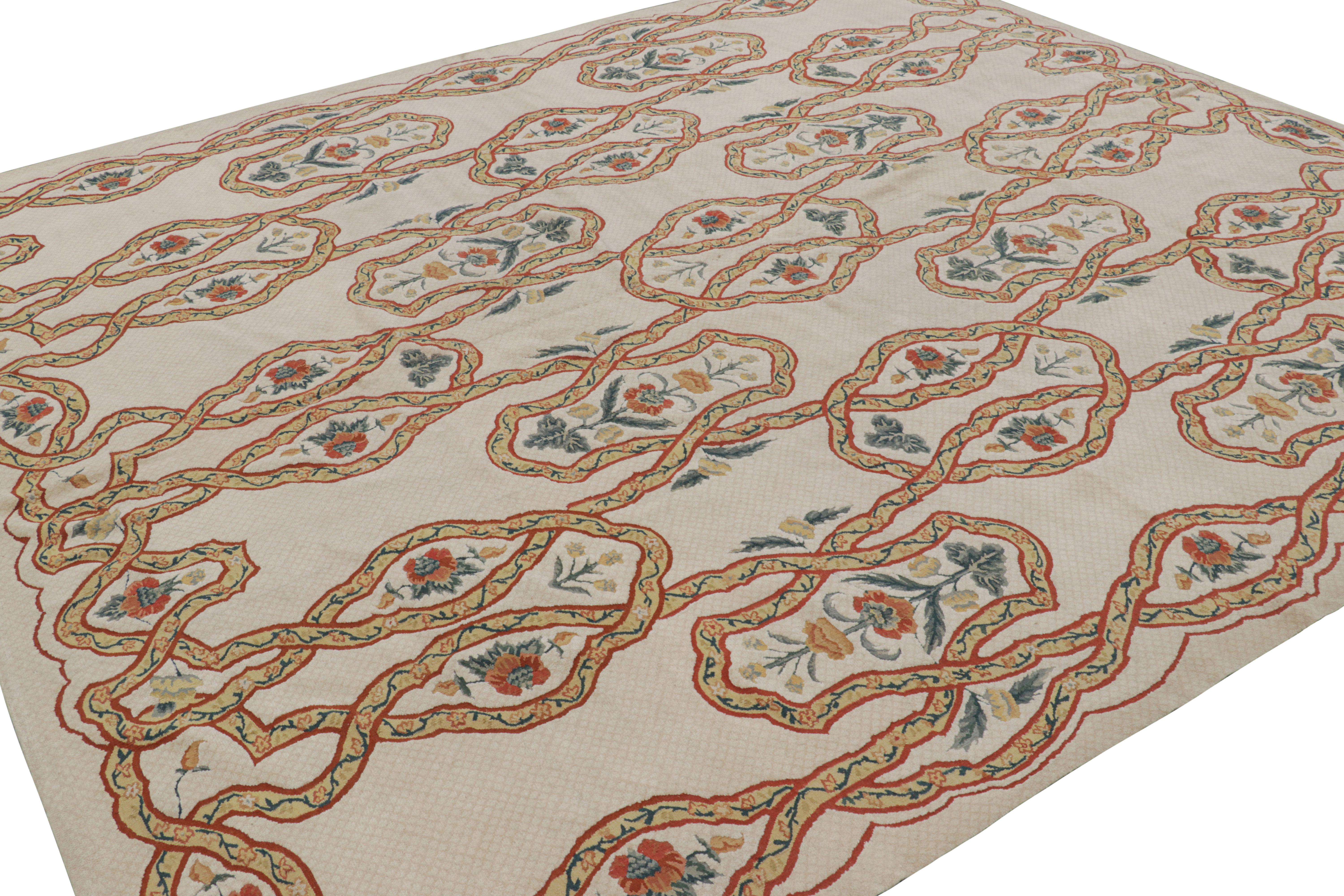 Alfombra estilo Tudor de Rug & Kilim en beige-crema con motivos geométricos y florales en Nuevo estado para la venta en Long Island City, NY