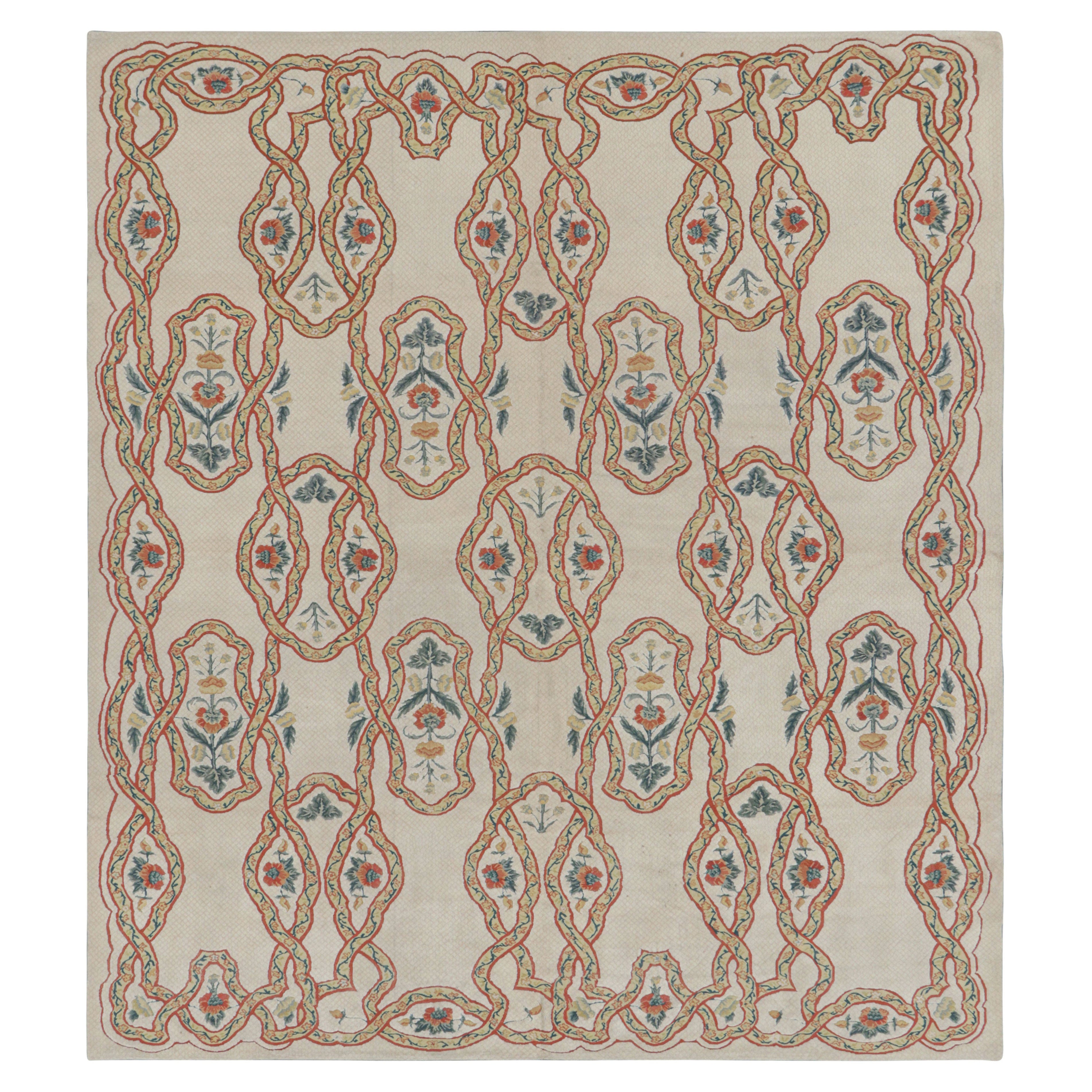 Tappeto Rug & Kilim in stile Tudor in beige-crema con motivi geometrici e floreali in vendita