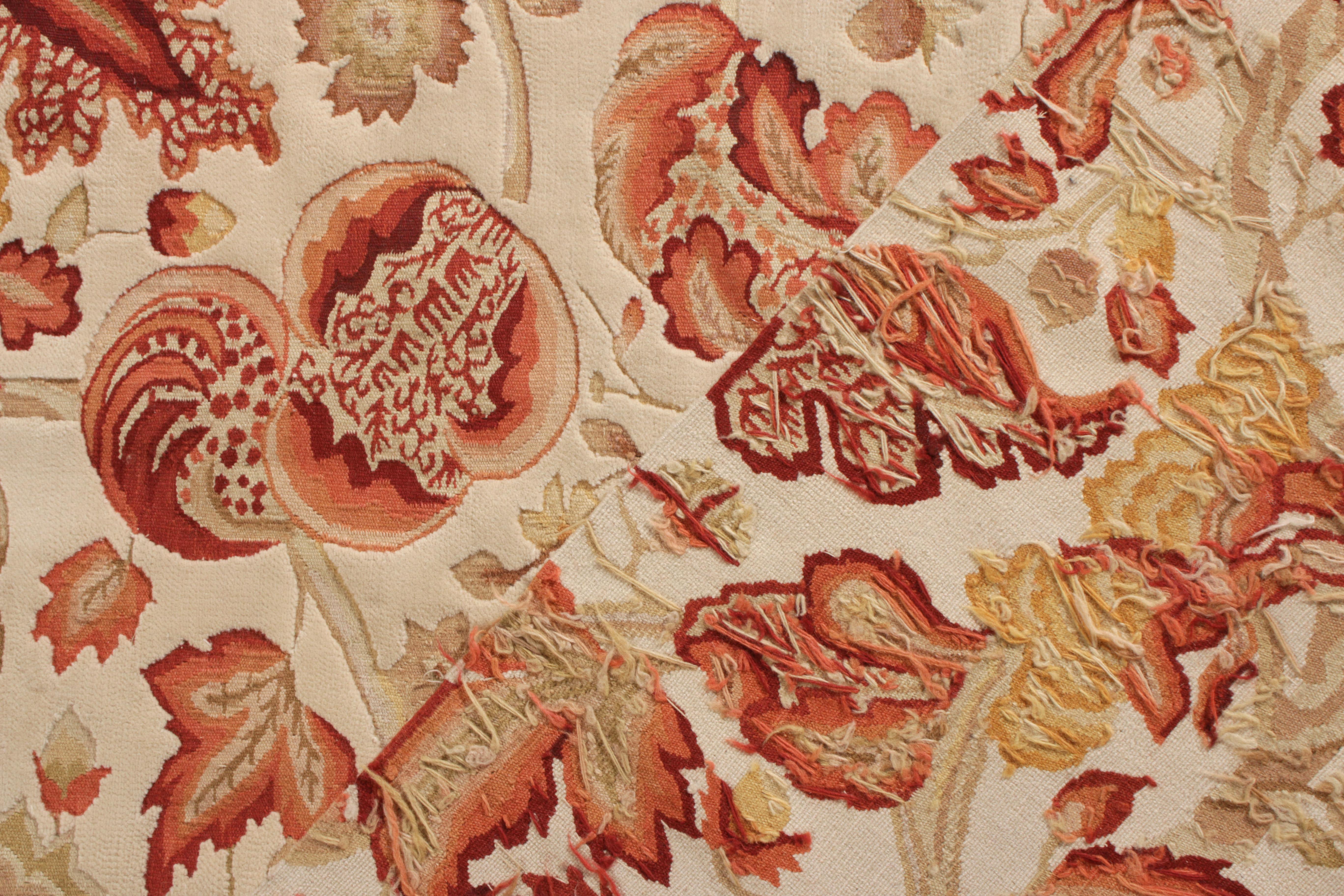 Chinois Tapis & Kilims - Tapis de style Tudor à motifs floraux beige, rouge et blanc en vente