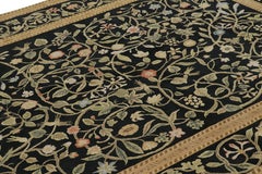 Tapis de style Tudor noir et or à motifs floraux de Rug & Kilim
