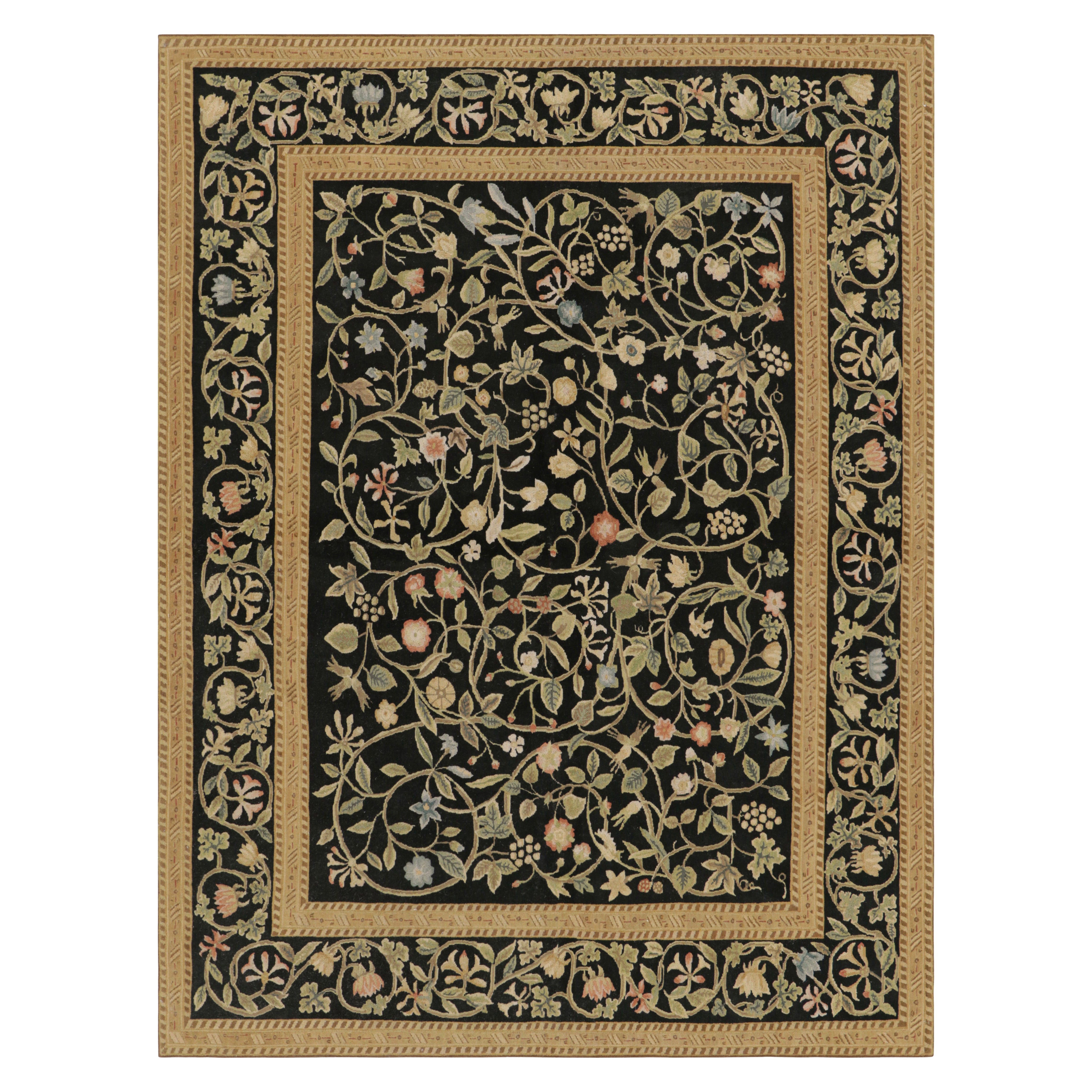 Alfombra estilo Tudor de Rug & Kilim en negro y dorado con motivos florales en venta