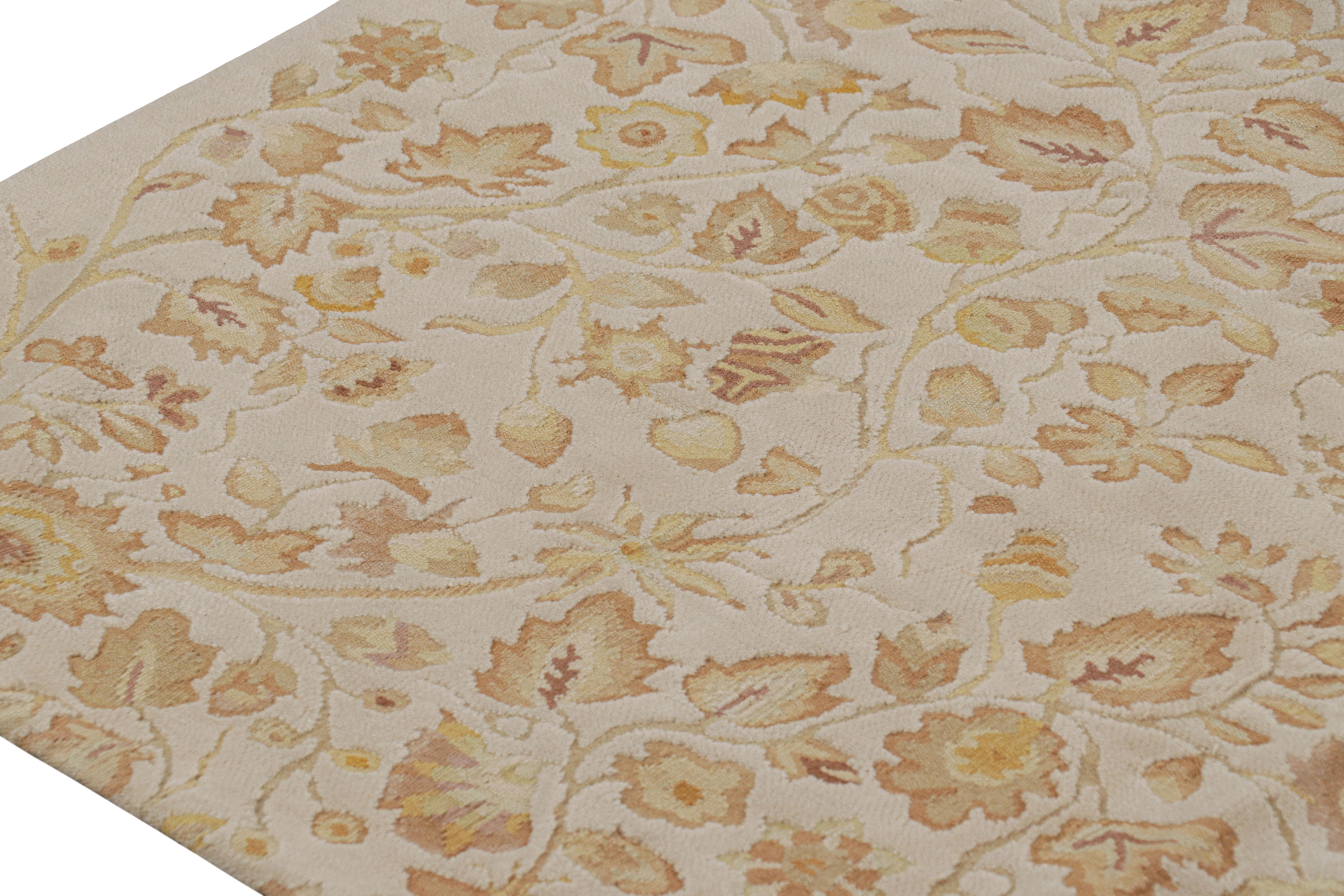 Alfombra estilo Tudor de Rug & Kilim en crema con motivos florales beige-marrón Siglo XXI y contemporáneo en venta
