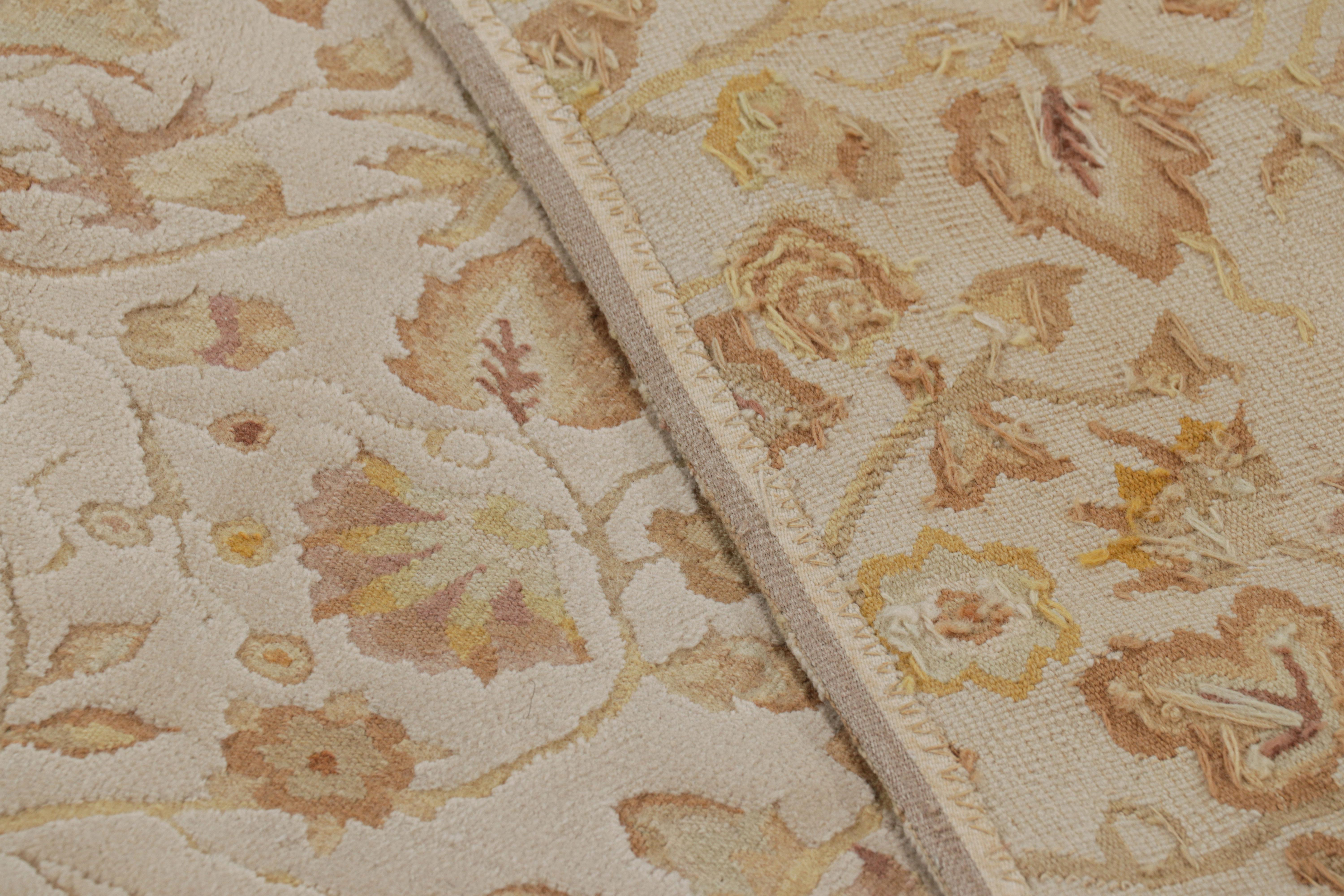 Alfombra estilo Tudor de Rug & Kilim en crema con motivos florales beige-marrón Lana en venta