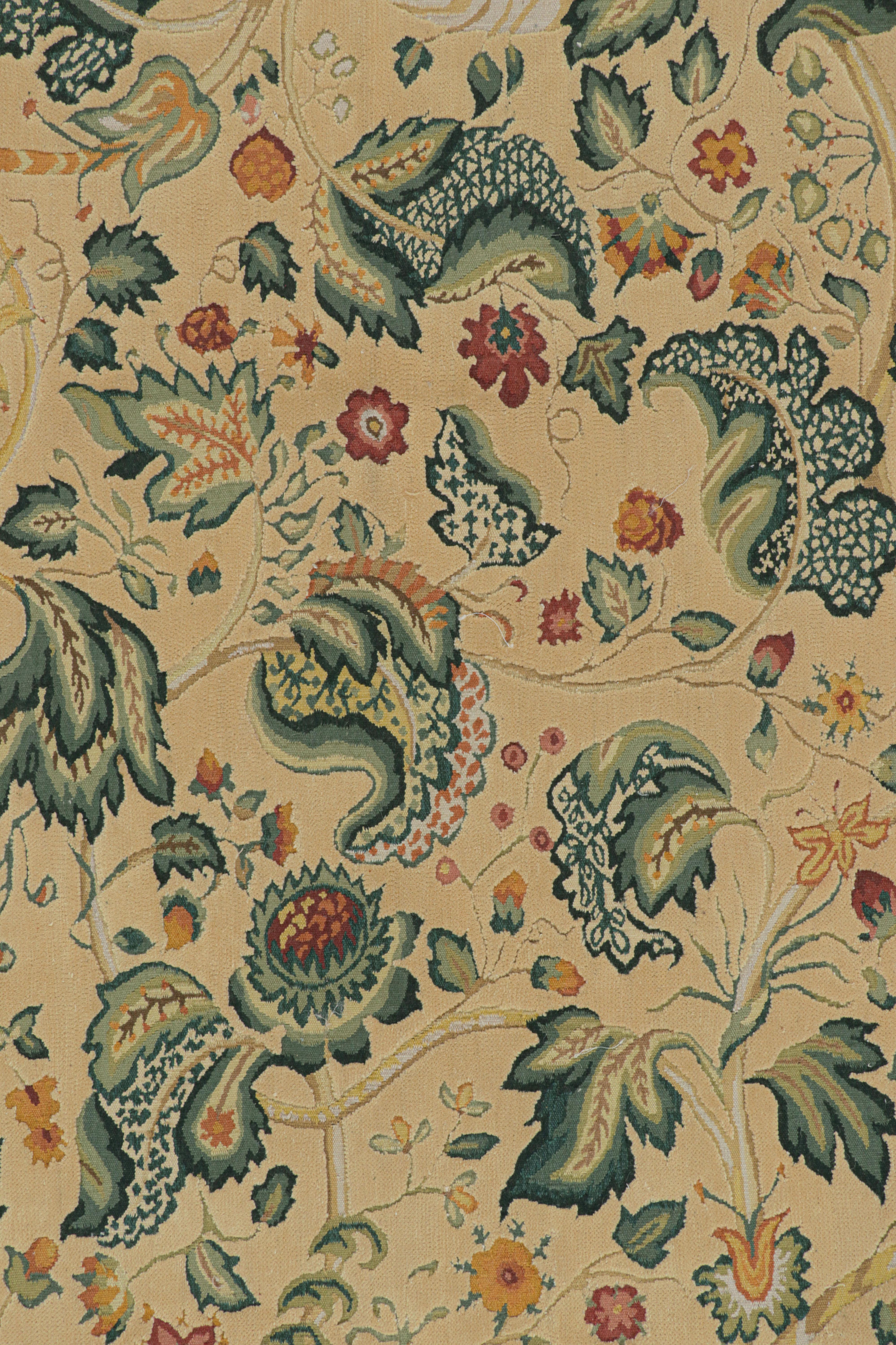 Alfombra estilo Tudor de Rug & Kilim en color crema con motivos florales verde azulado Chino en venta