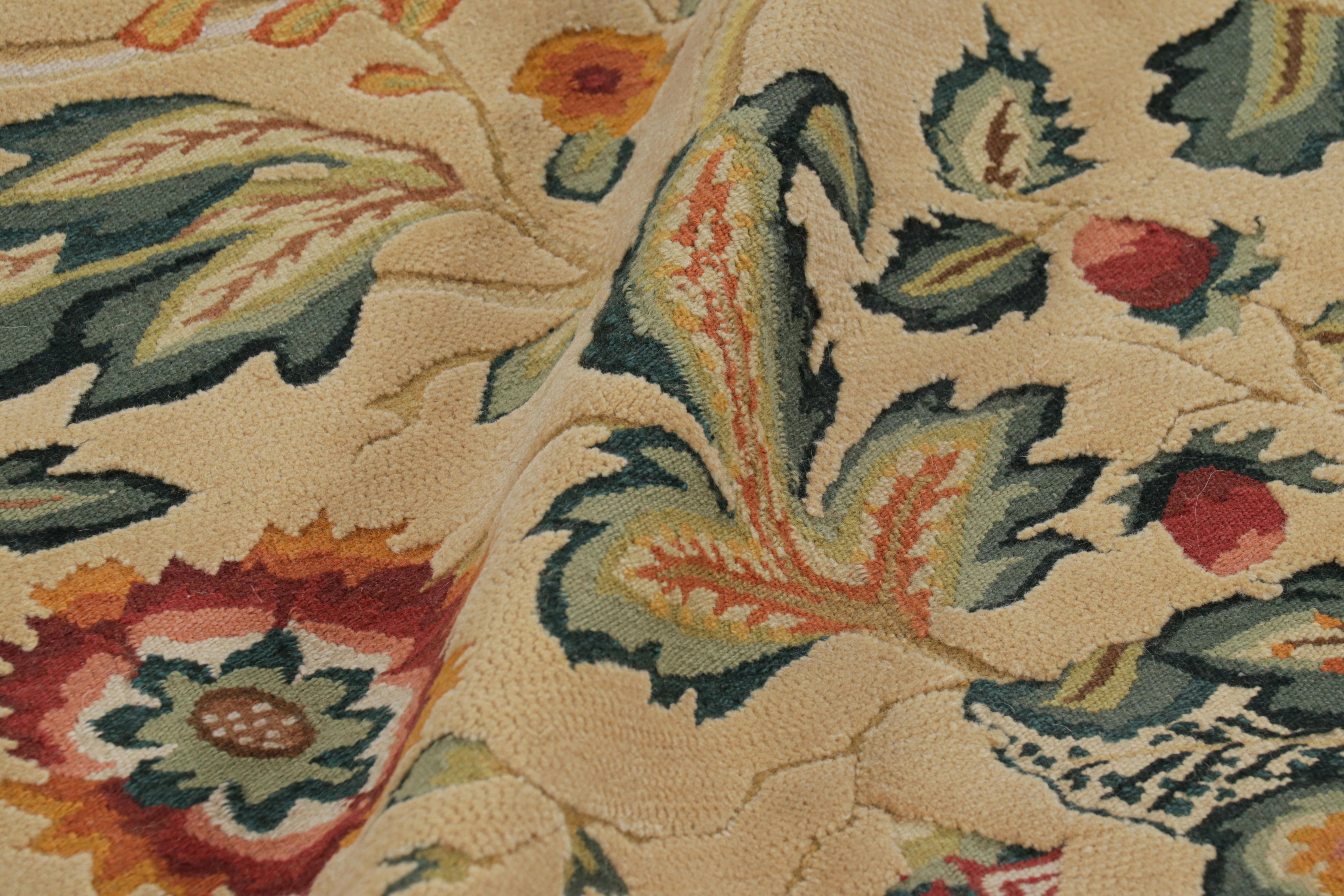 XXIe siècle et contemporain Tapis de style Tudor de Rug & Kilim en crème avec motifs floraux sarcelle en vente