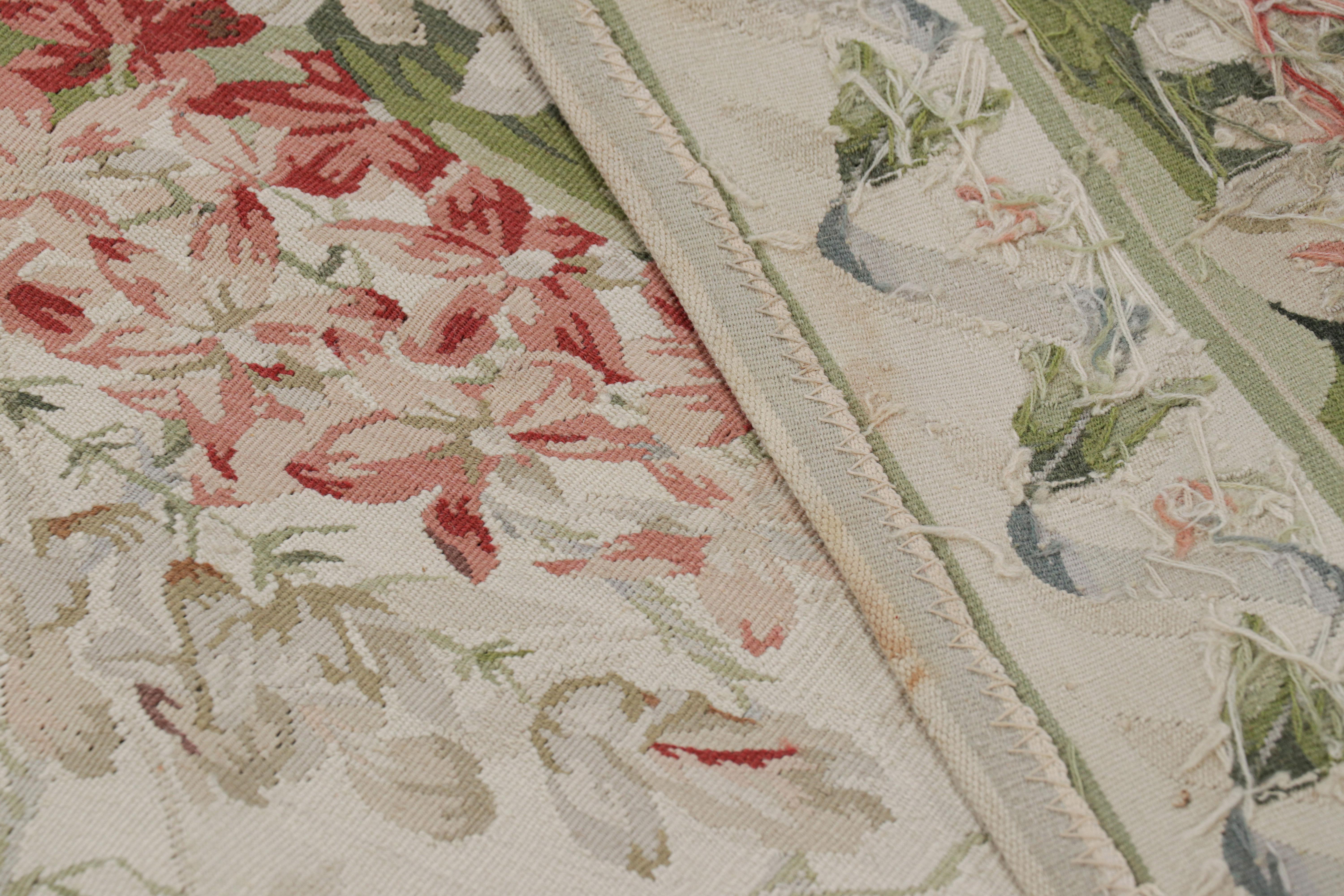 Lana Rug & Kilim è un tappeto in stile Tudor in bianco e crema con motivi floreali in vendita