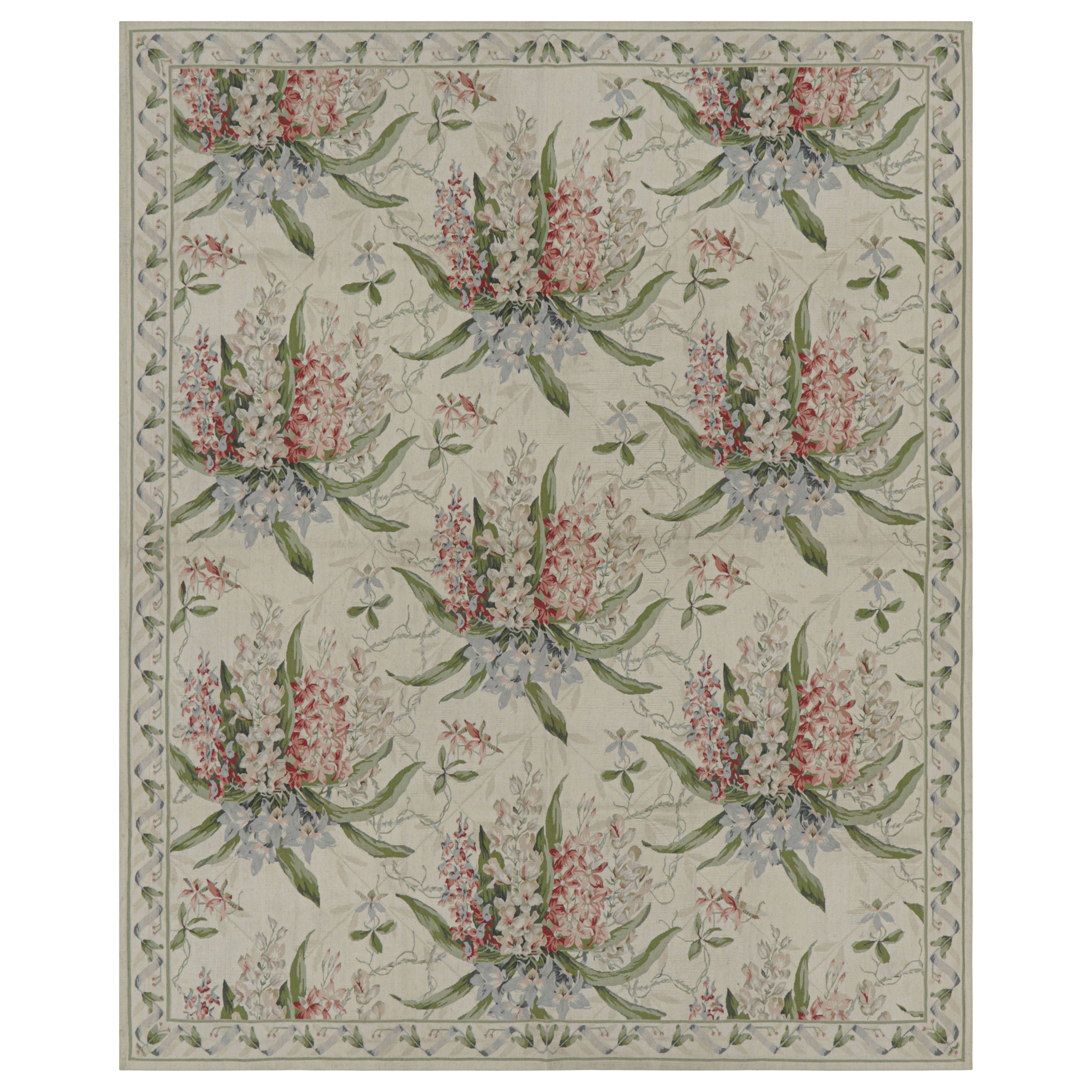 Alfombra estilo Tudor de Rug & Kilim en blanco y crema con motivos florales en venta