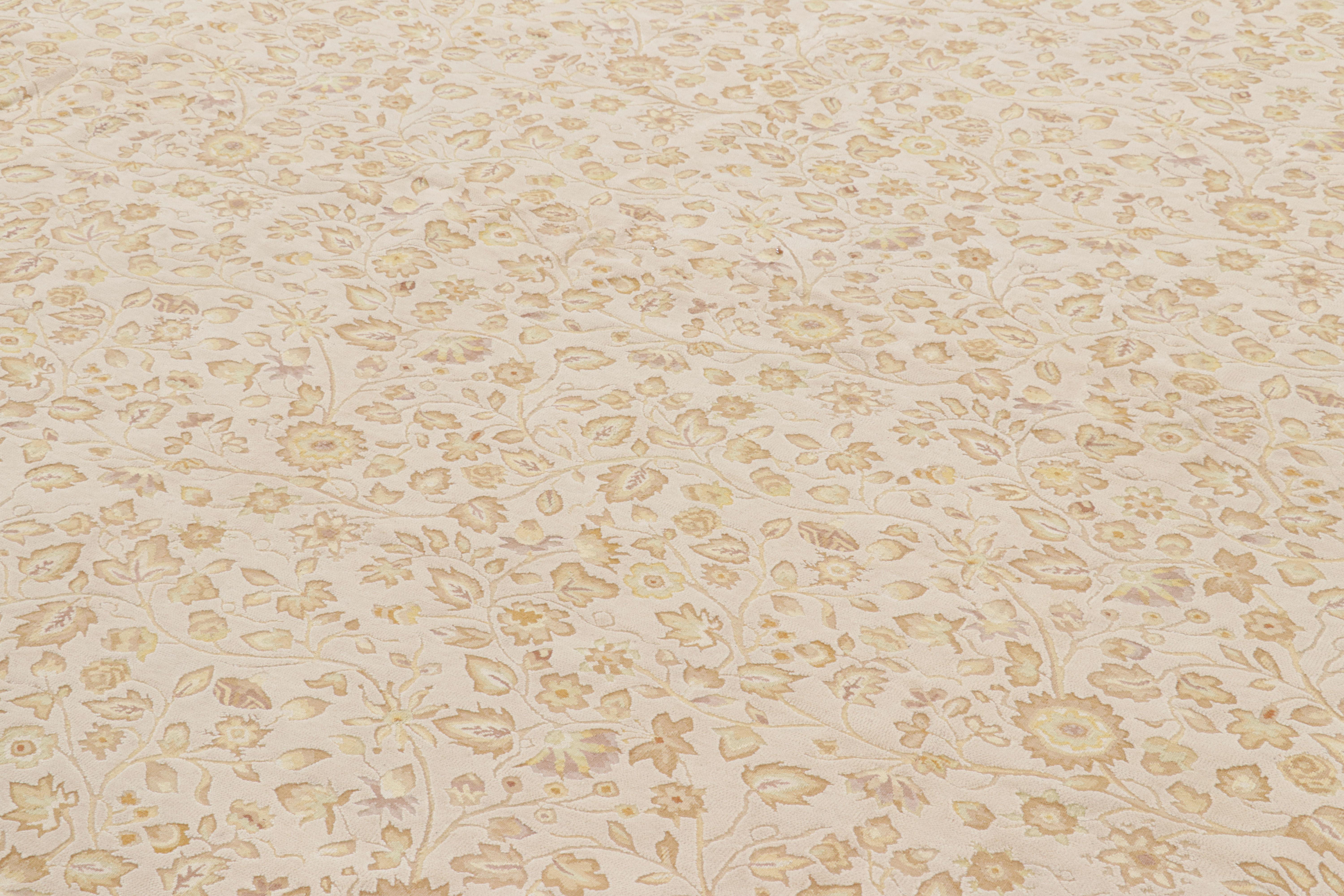 Tessuto a mano in lana, questo tappeto contemporaneo 9x12 di Rug & Kilim si ispira agli antichi tappeti Tudor, alle trame piatte e agli arazzi: una novità della collezione di tappeti europei. 

Sul design: 

Ispirato ai tappeti e agli arazzi inglesi