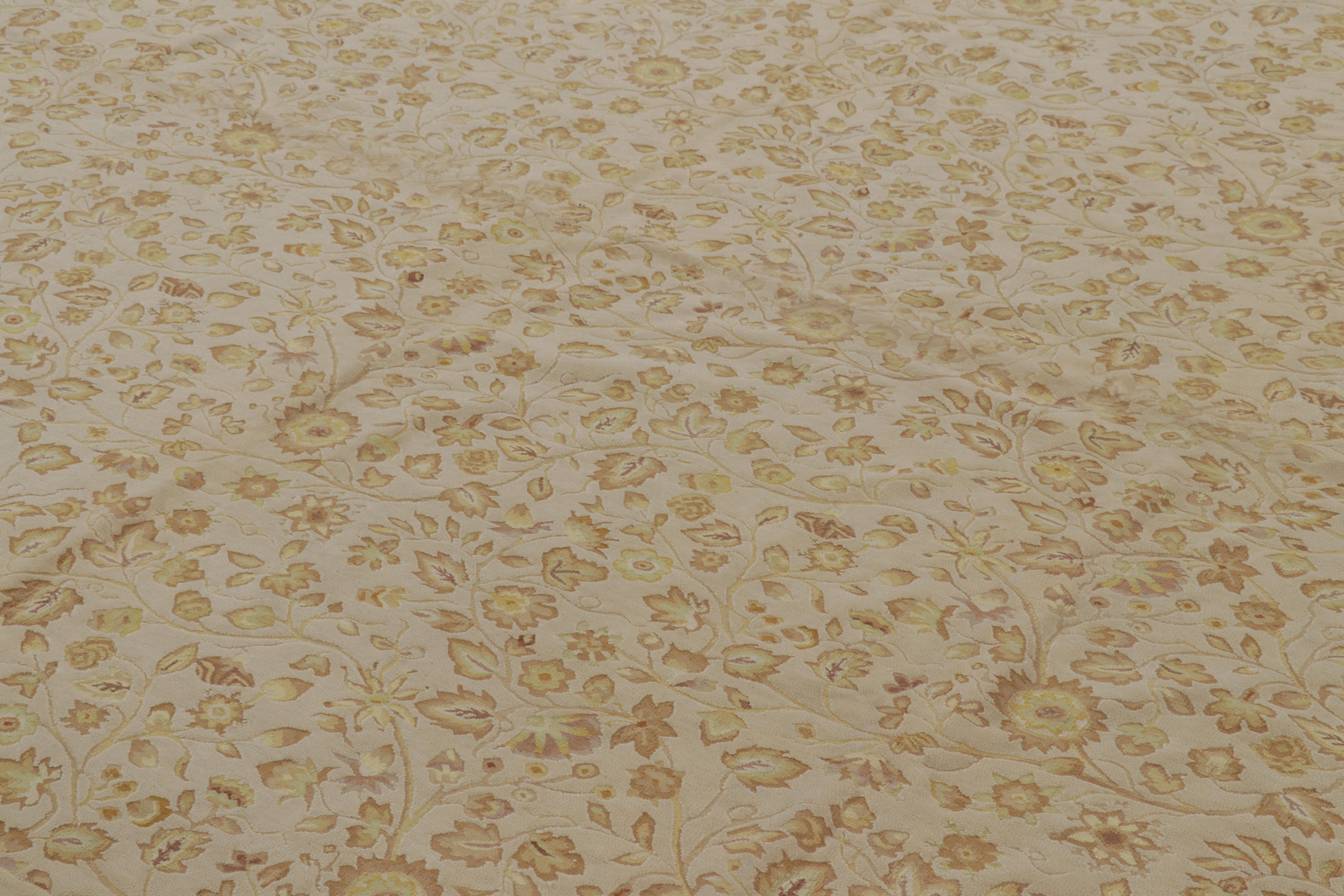 Tessuto a mano in lana, questo tappeto contemporaneo 9x12 di Rug & Kilim si ispira agli antichi tappeti Tudor, alle trame piatte e agli arazzi: una novità della collezione di tappeti europei. 

Sul design: 

Ispirato ai tappeti e agli arazzi inglesi