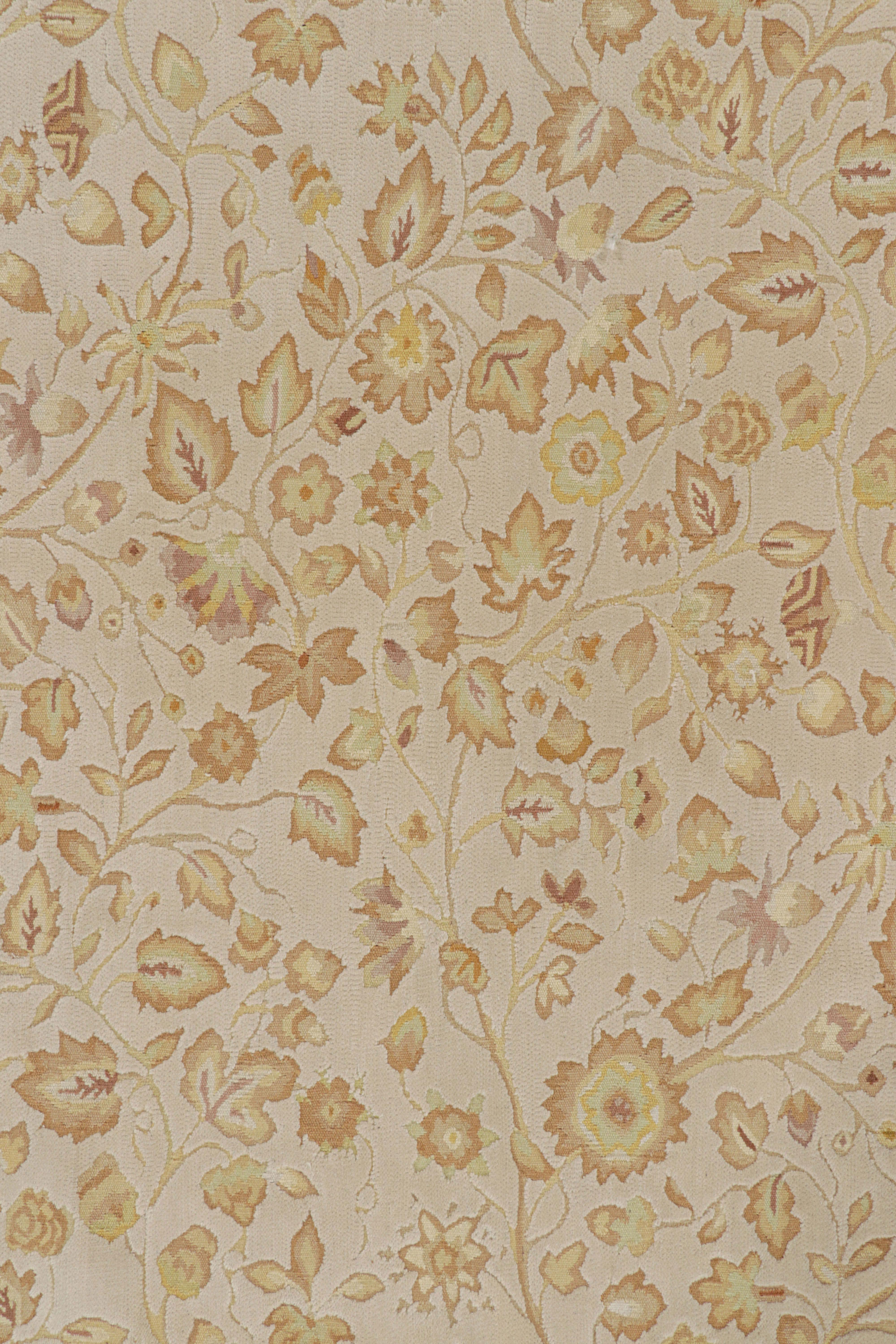 Alfombra estilo Tudor de Rug & Kilim en blanco con motivos florales beige-marrón Chino en venta