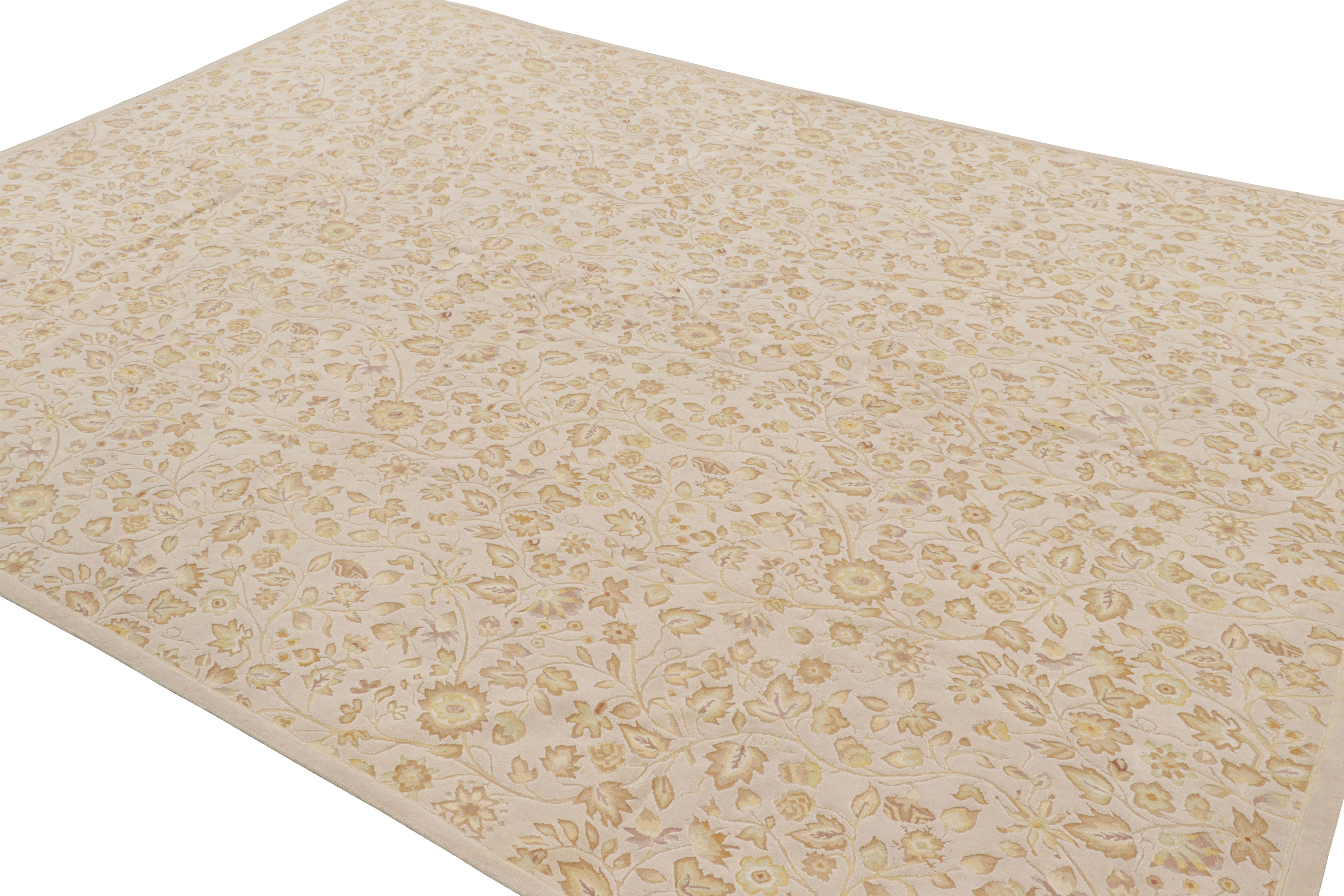 Rug & Kilim's Tudor Style Teppich in Weiß mit beige-braunen Blumenmustern (Handgewebt) im Angebot