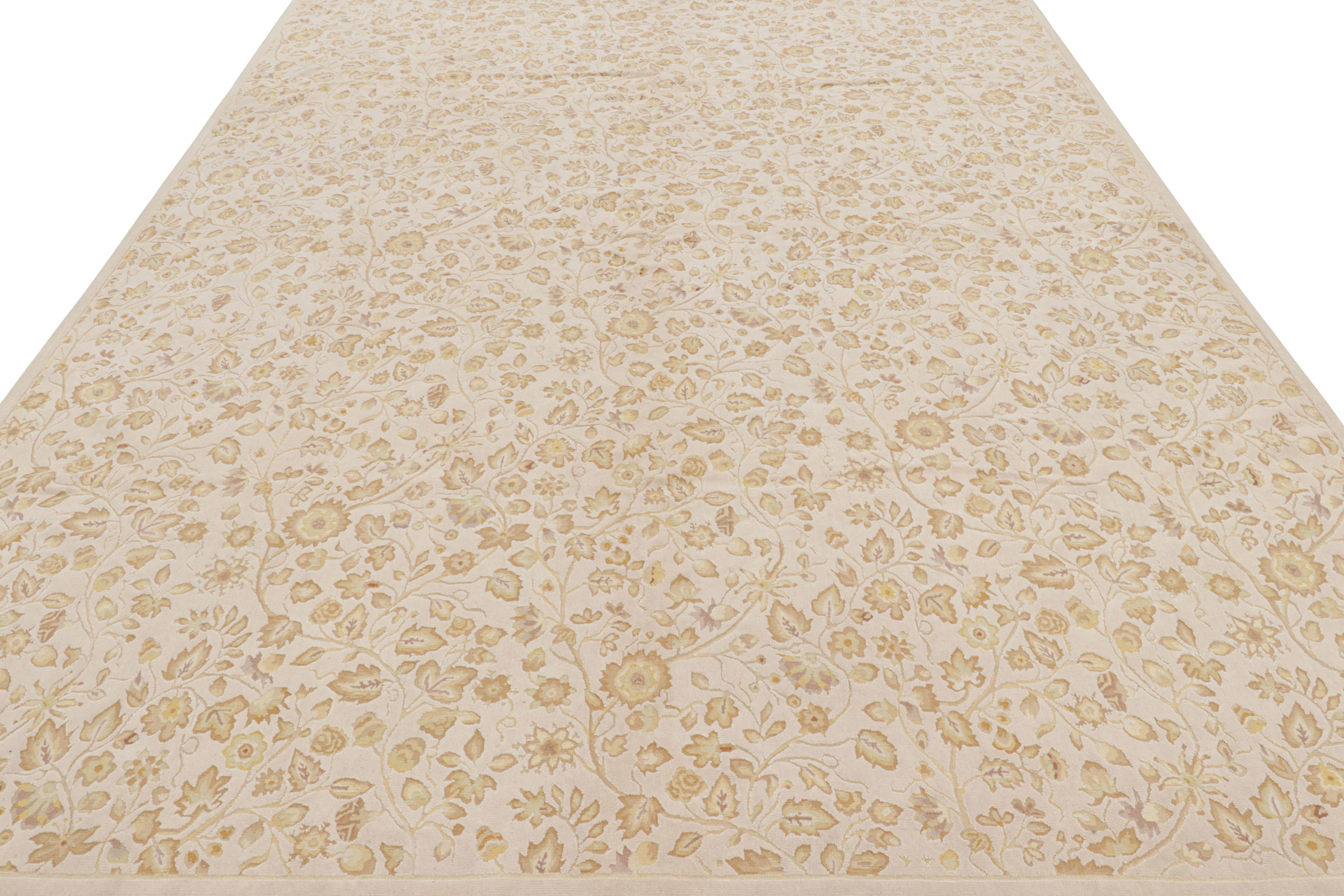 Rug & Kilim's Tudor Style Teppich in Weiß mit beige-braunen Blumenmustern im Zustand „Neu“ im Angebot in Long Island City, NY